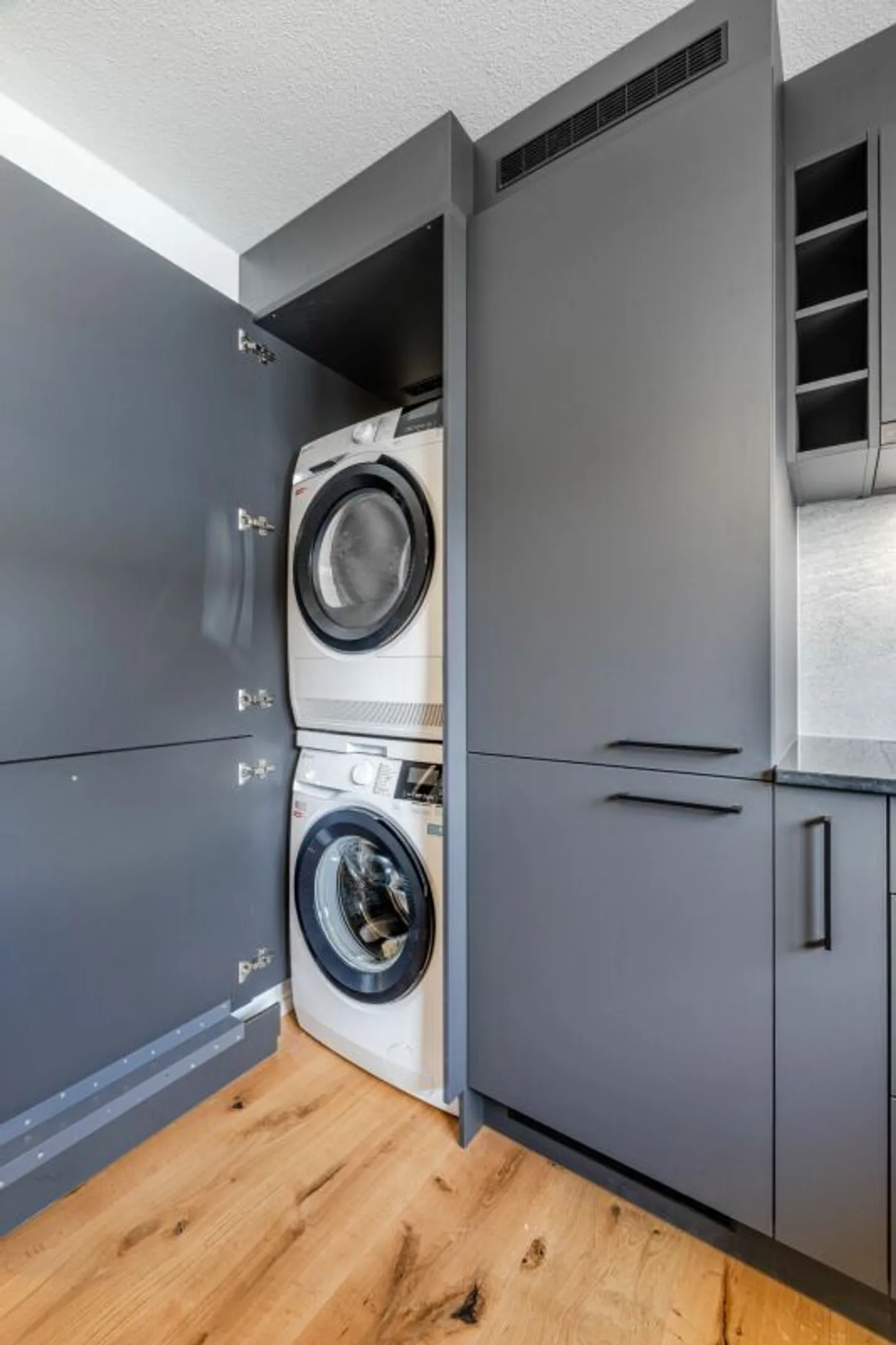 Prima occupazione dopo ristrutturazione totale: Moderno appartamento di 4 stanze in una posizione tranquilla e soleggiata con garage singolo - Foto 3 di 13