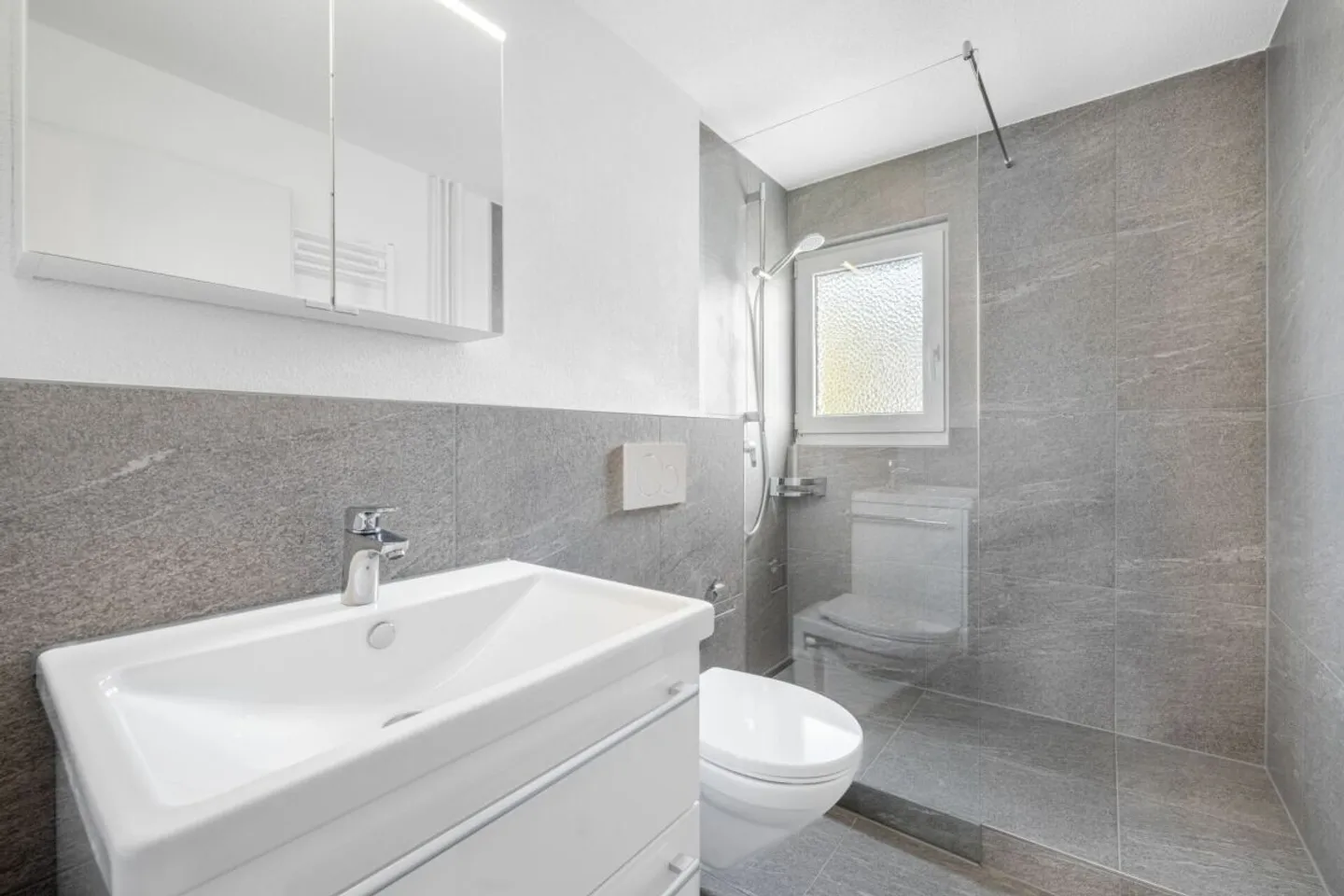 Prima occupazione dopo ristrutturazione totale: Moderno appartamento di 4 stanze in una posizione tranquilla e soleggiata con garage singolo - Foto 5 di 13
