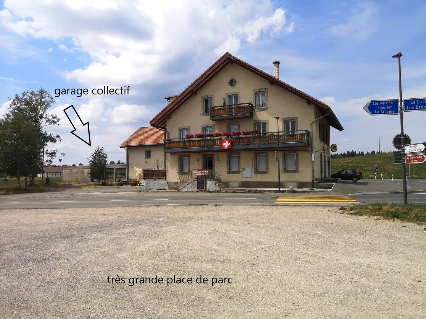 Edificio misto con ristorante, 4 appartamenti, depositi, garage collettivo, pannelli solari - Foto 3 di 9
