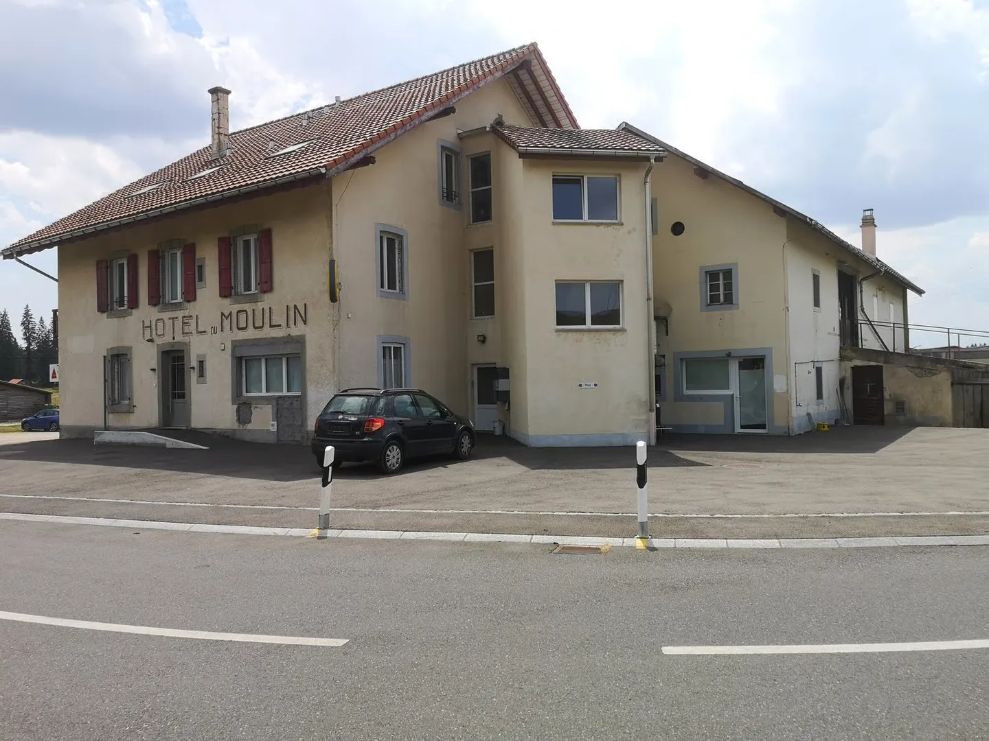 Edificio misto con ristorante, 4 appartamenti, depositi, garage collettivo, pannelli solari - Foto 5 di 9