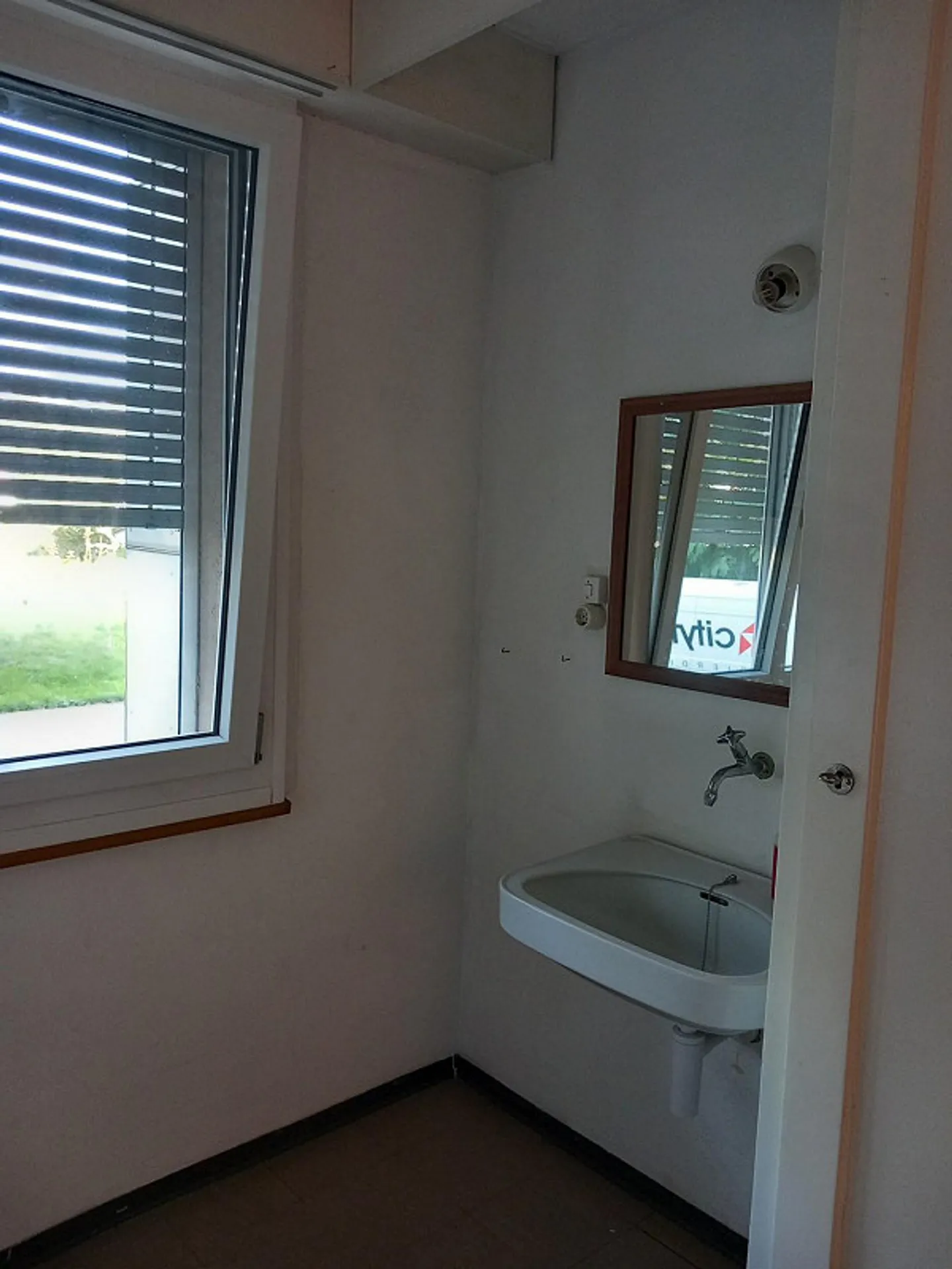 Hobby room in Bethlehem available for rent immediately - Photo 2 of 2