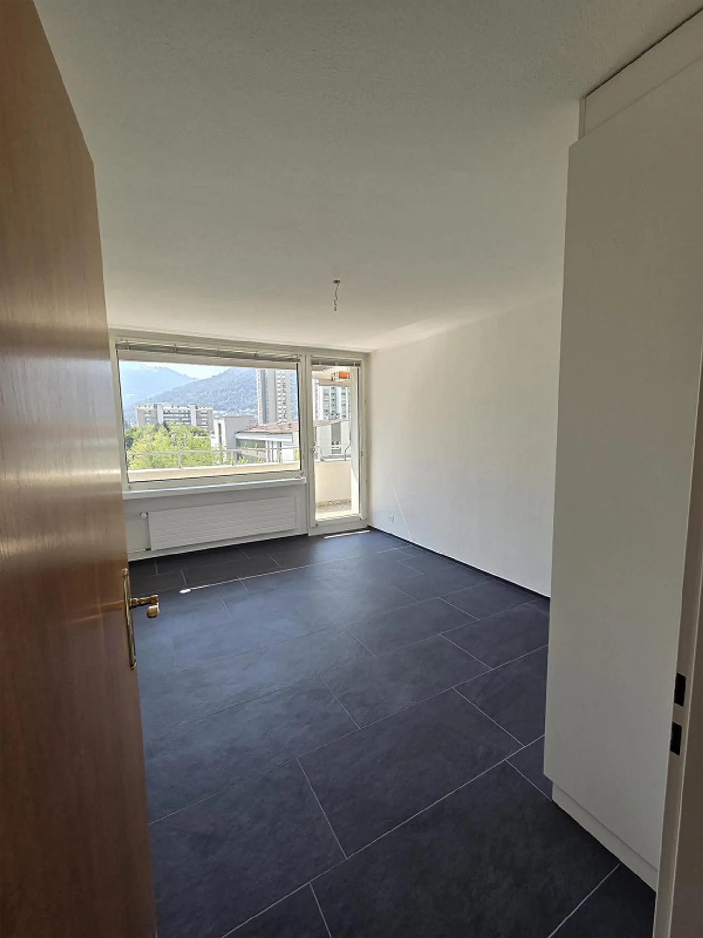 Bell'appartamento di 5.5 stanze, parzialmente ristrutturato in affitto - Foto 9 di 17