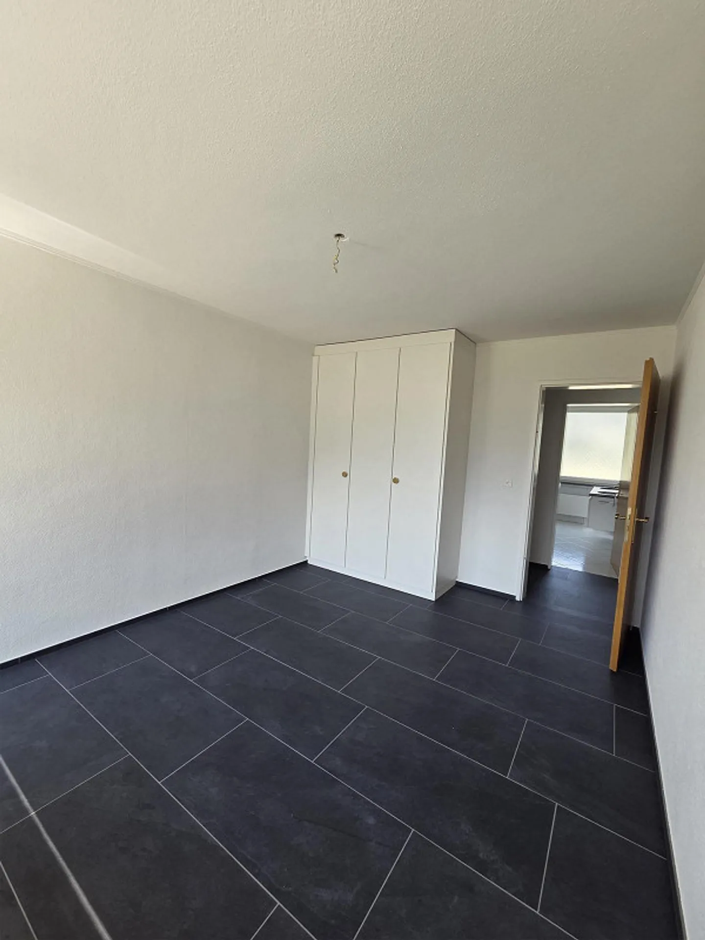 Bell'appartamento di 5.5 stanze, parzialmente ristrutturato in affitto - Foto 10 di 17