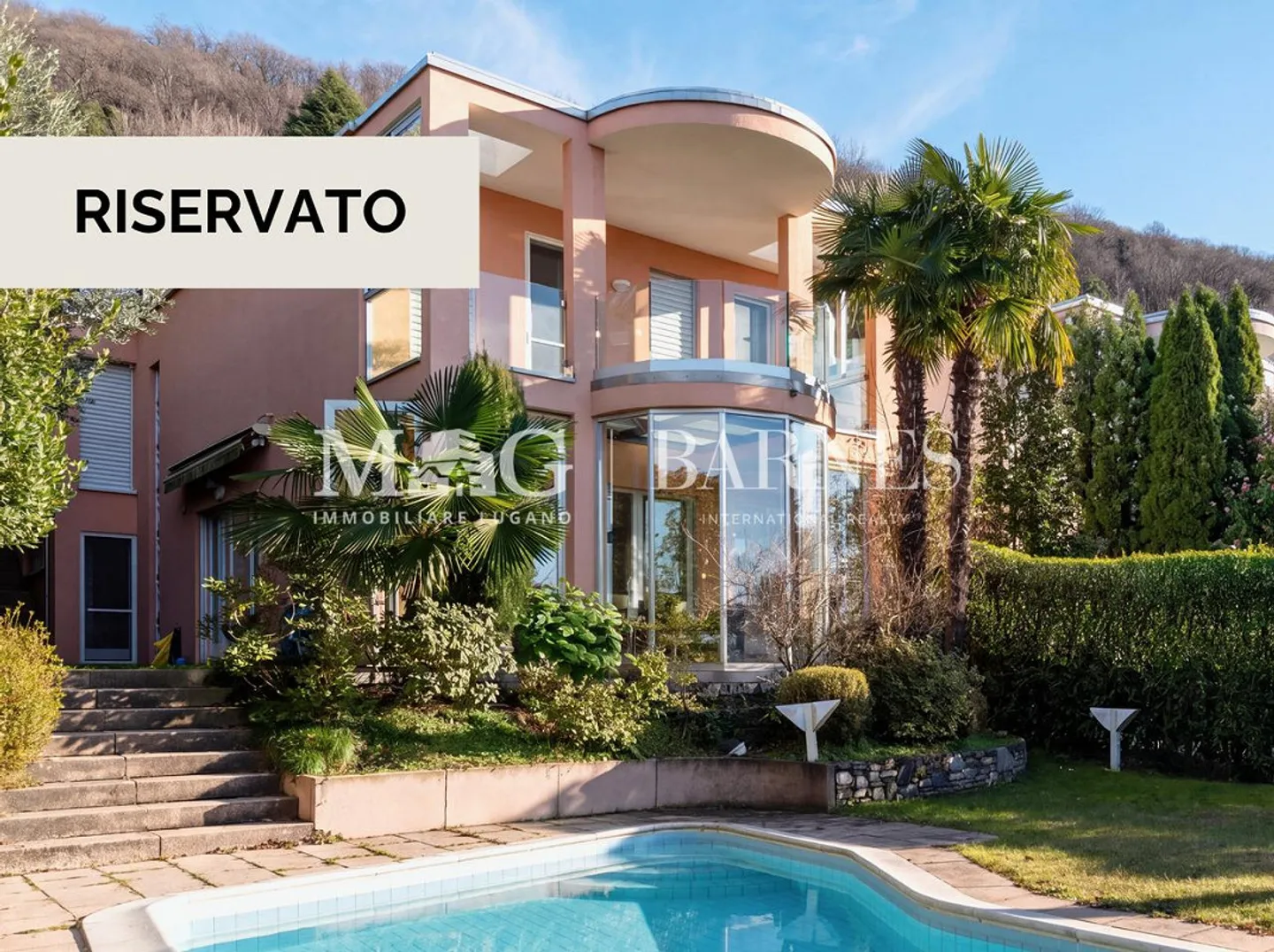 Villa elegante con piscina e vista lago - Foto 1 di 15