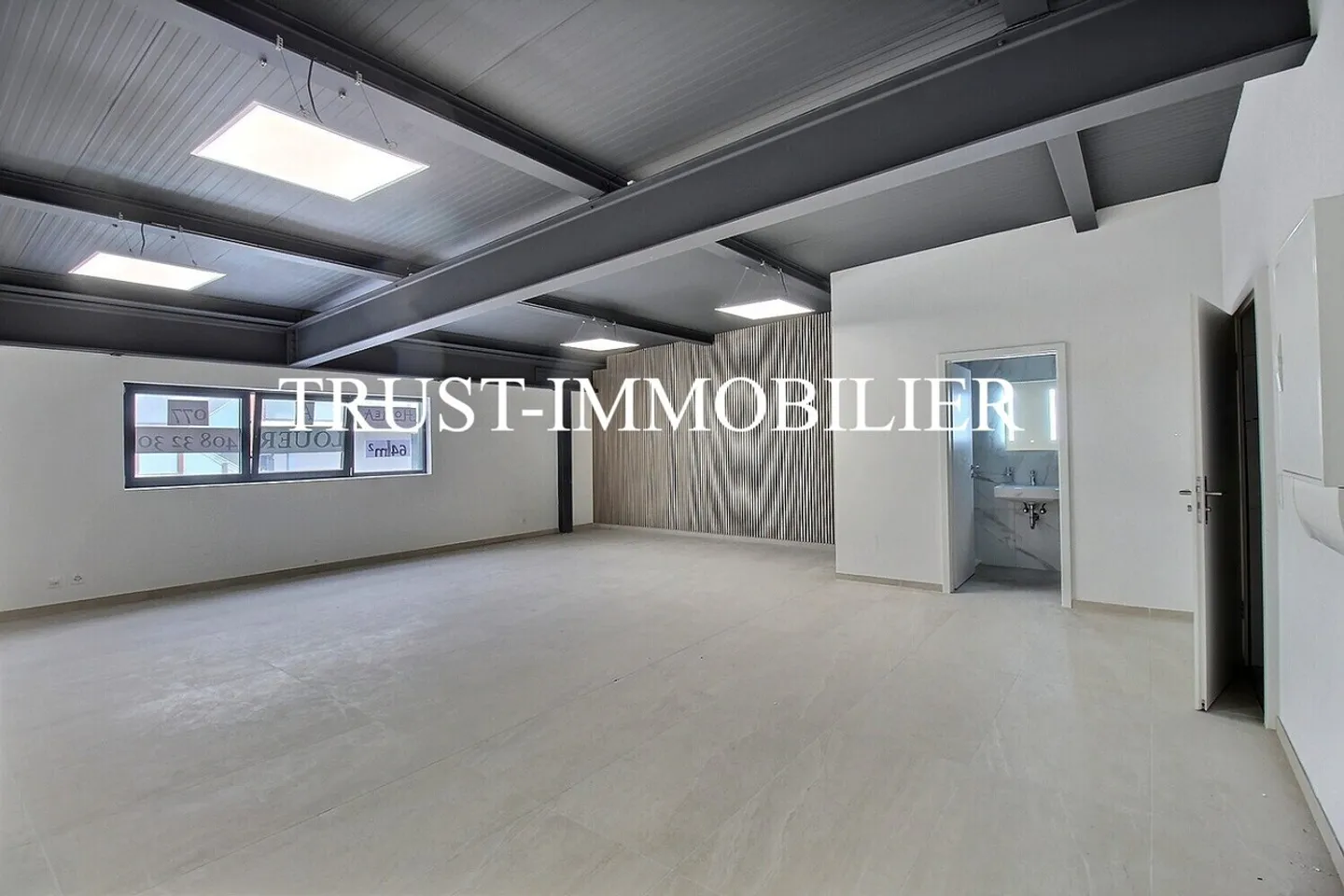 2006M-Saxon-Modern commercial space of 64 m² - Photo 1 of 6