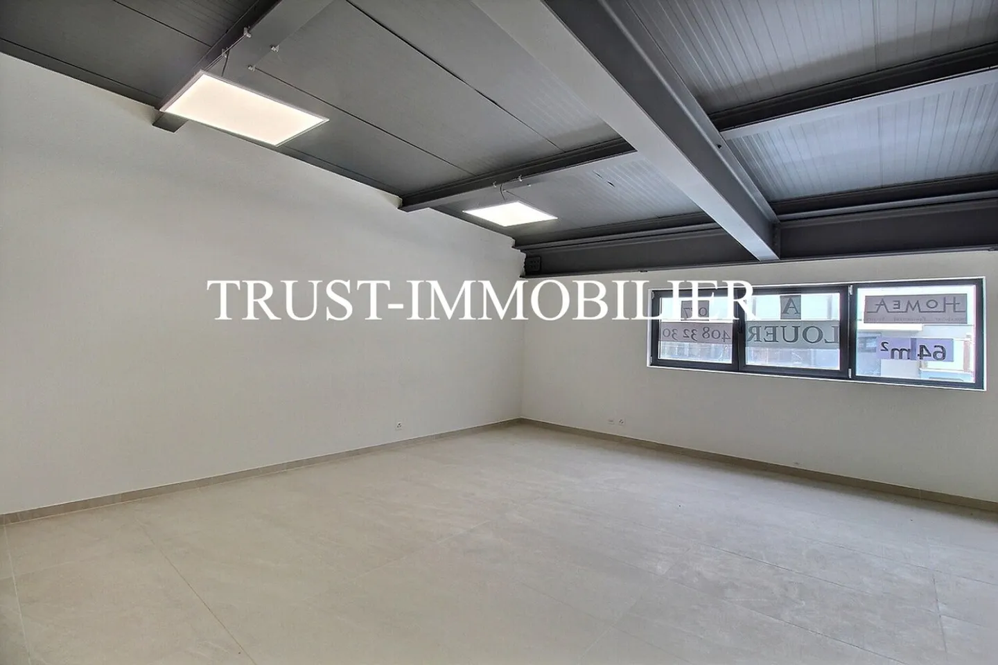 2006M-Saxon-Modern commercial space of 64 m² - Photo 2 of 6