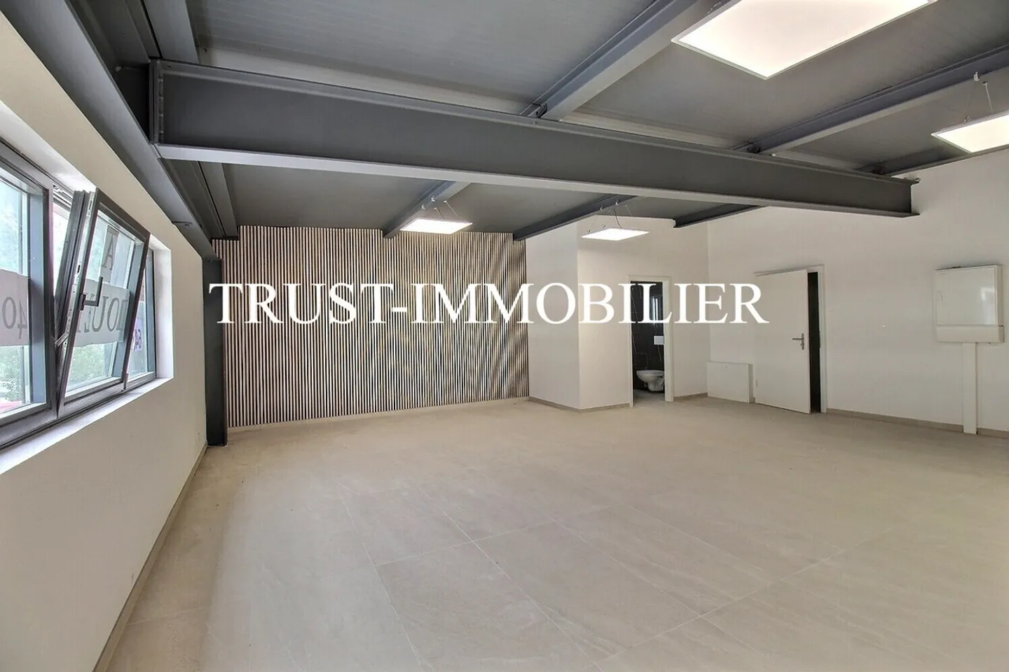 2006M-Saxon-Modern commercial space of 64 m² - Photo 3 of 6