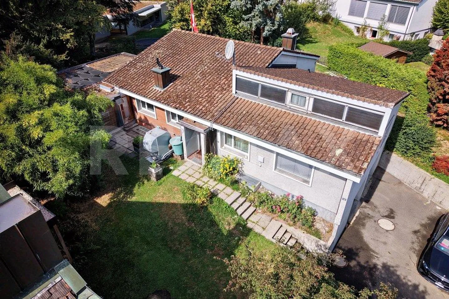 Casa unifamiliare con potenziale in una zona residenziale ambita - Foto 1 di 13