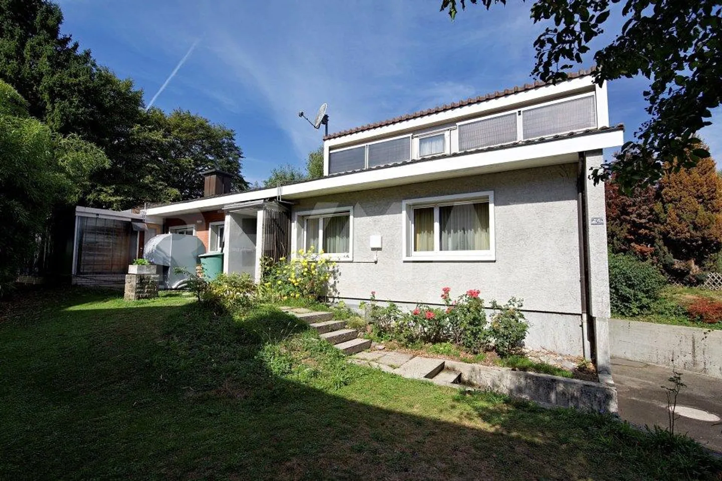 Casa unifamiliare con potenziale in una zona residenziale ambita - Foto 2 di 13