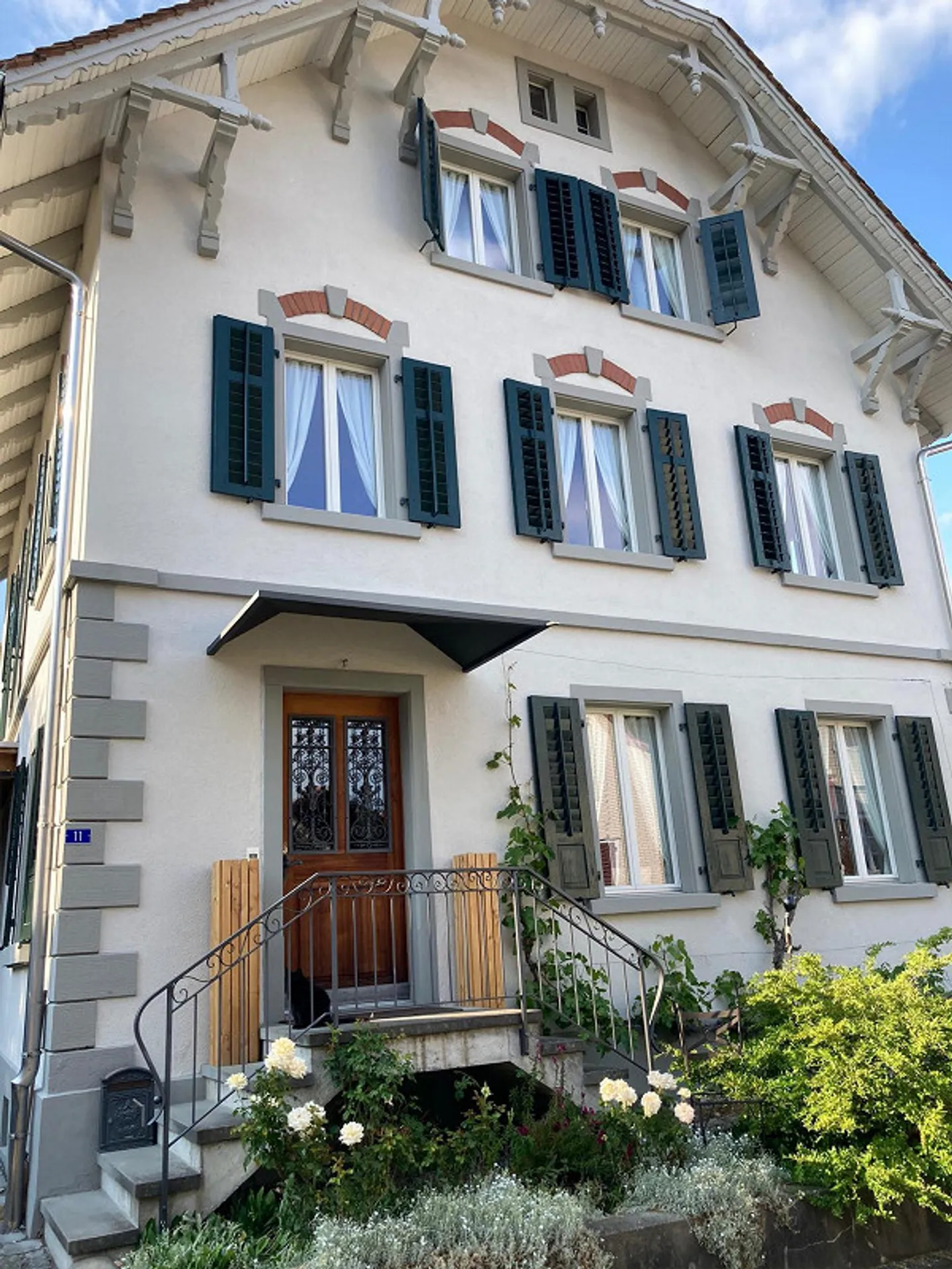 Unique: 7-Room Art Nouveau House with High Ceilings and Swimming Pond - Photo 2 of 24