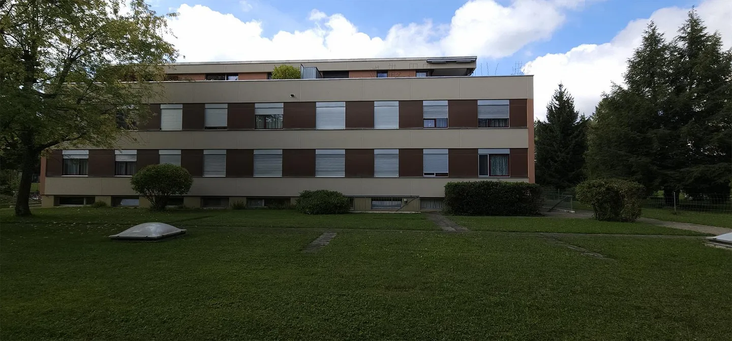 Quietly located, renovated 3.5-room apartment with hobby room in Reinach - Photo 1 of 13