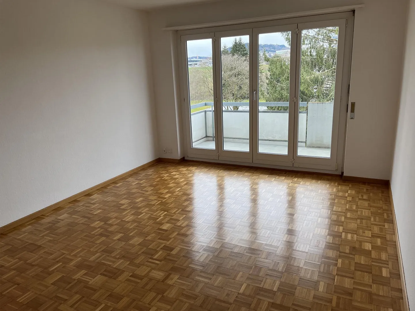 grosszügige 4.5-Zimmer-Wohnung in gepflegtem Mehrfamilienhaus - Foto 2 von 10