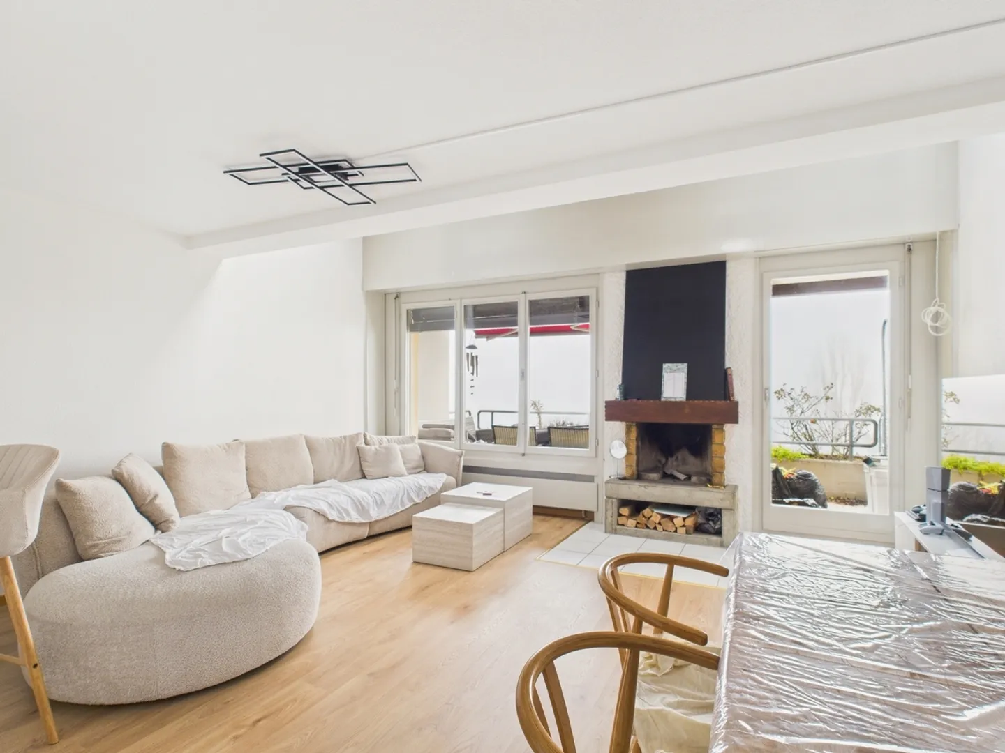 Geräumige 5,5-Zimmer-Wohnung mit sonnigem Balkon in Val-de-Ruz - Foto 1 von 9