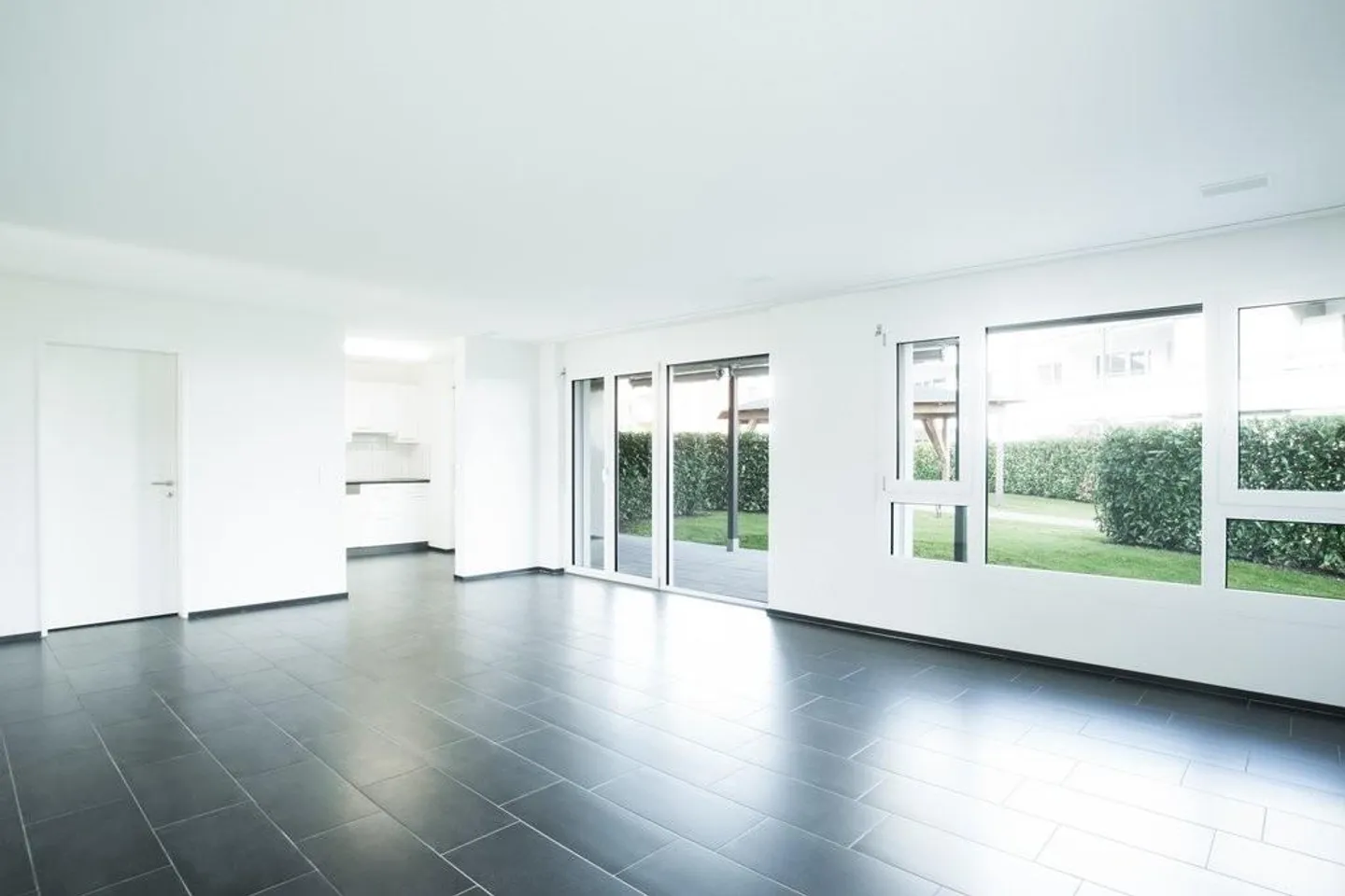 Modernes Apartment mit Balkon - Foto 3 von 8
