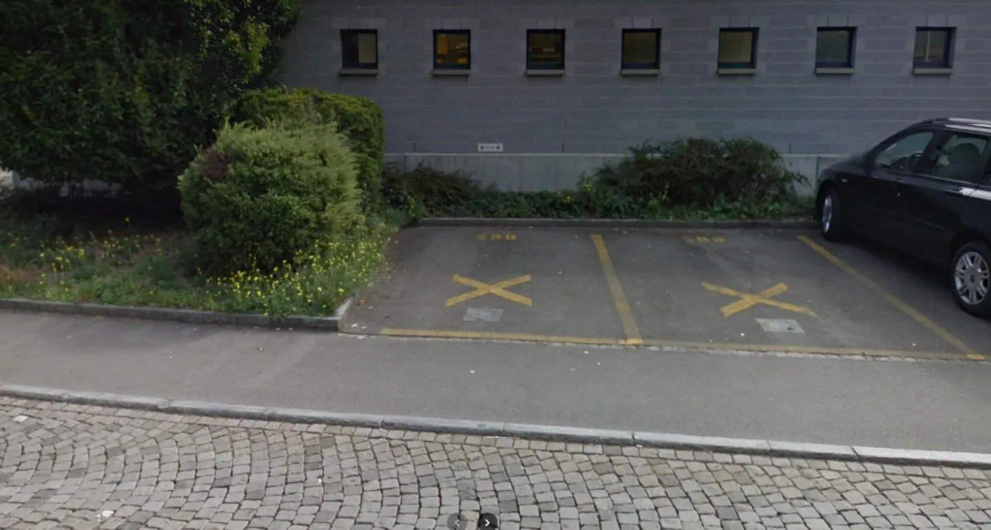 Posto auto conveniente alla stazione ferroviaria di Flüelen - Foto 1 di 2