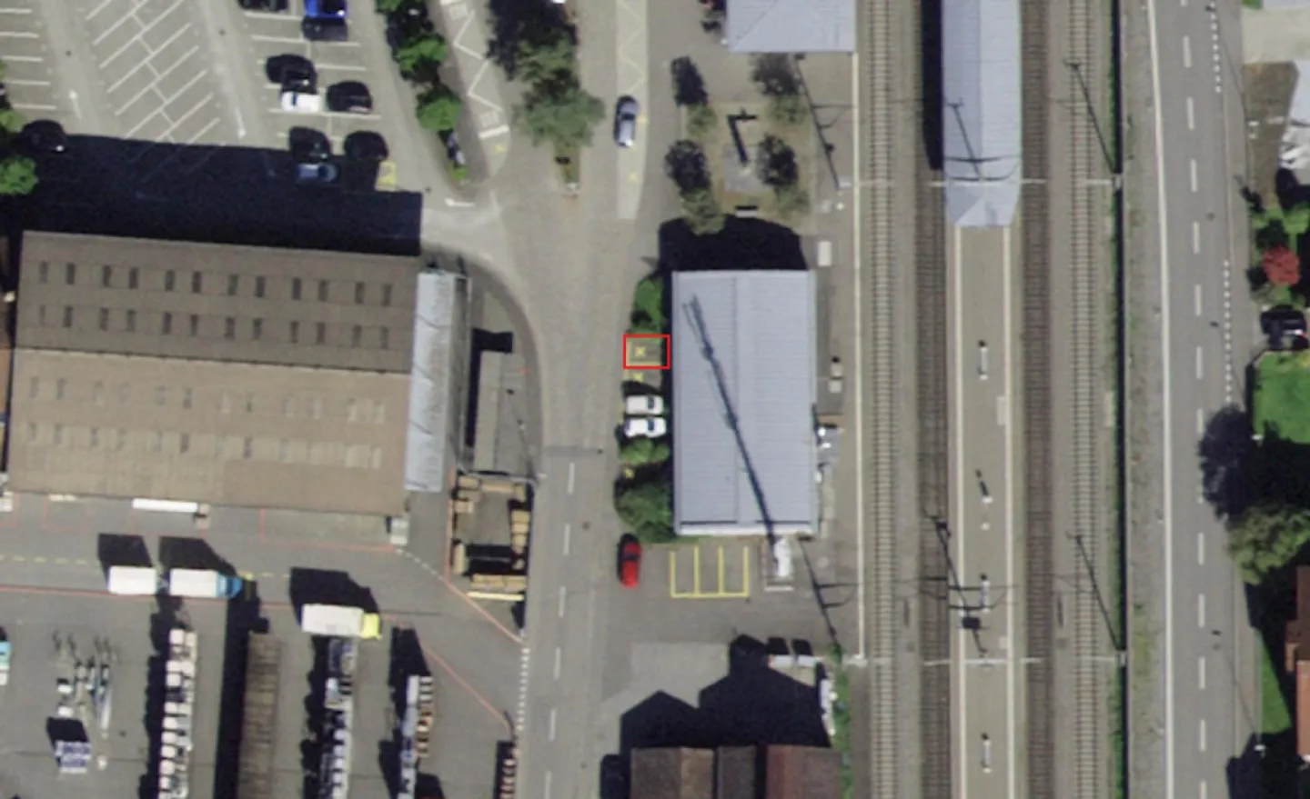 Posto auto conveniente alla stazione ferroviaria di Flüelen - Foto 2 di 2