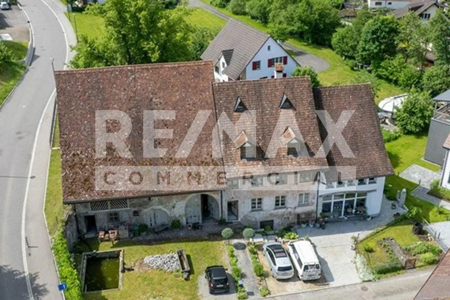 Prix Négociable : Complexe Bâtiment Spacieux avec de Nombreuses Opportunités - Photo 1 sur 13