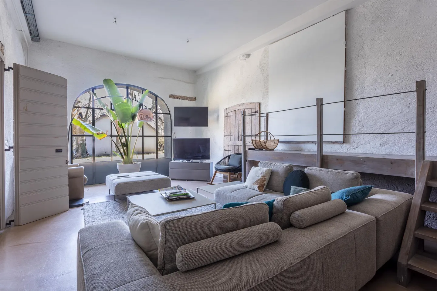 Superb estate with great potential! - Photo 3 of 8