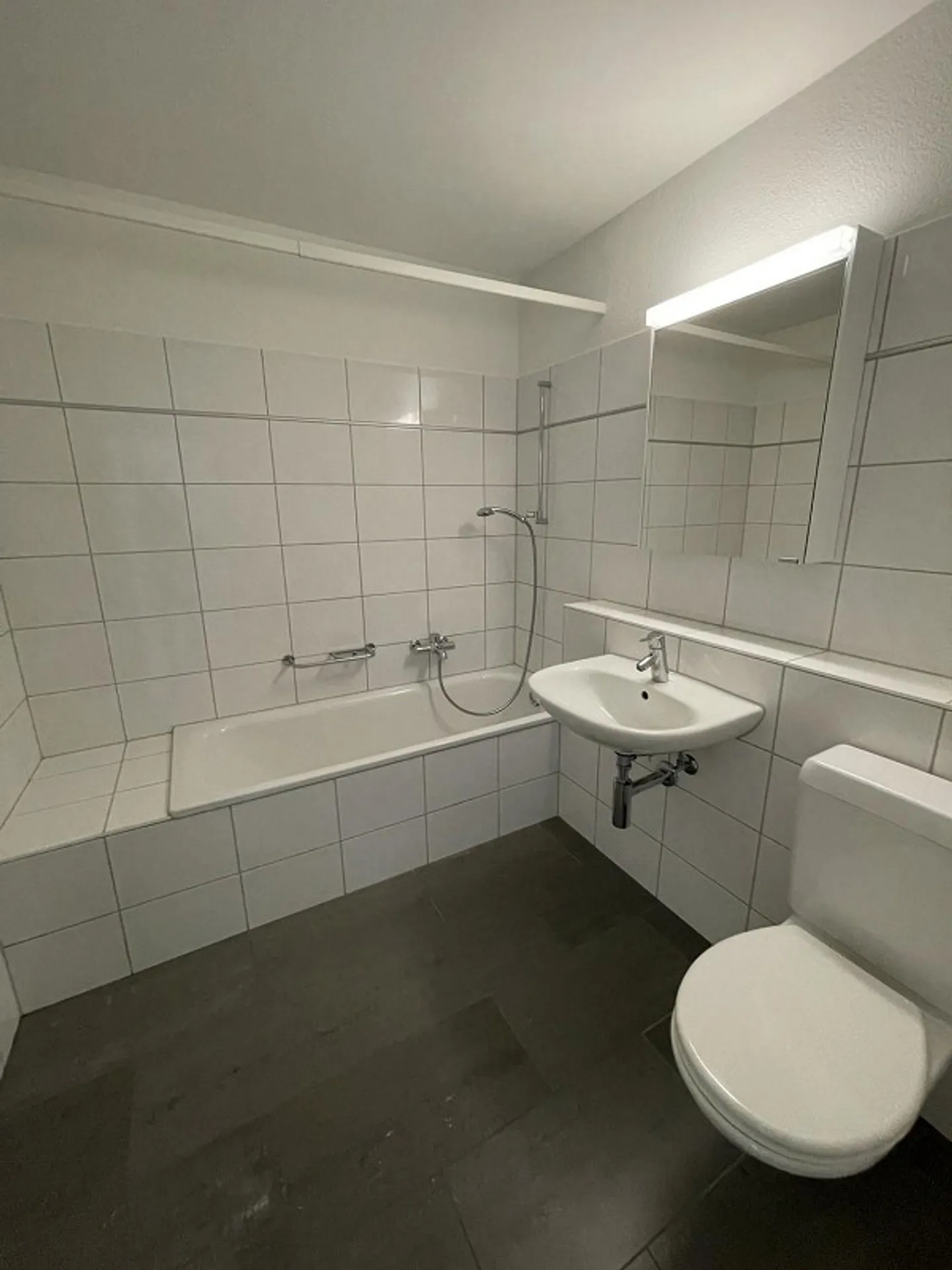 Vie urbaine au Rietbach - Appartement moderne de 3,5 pièces avec balcon - Photo 8 sur 11