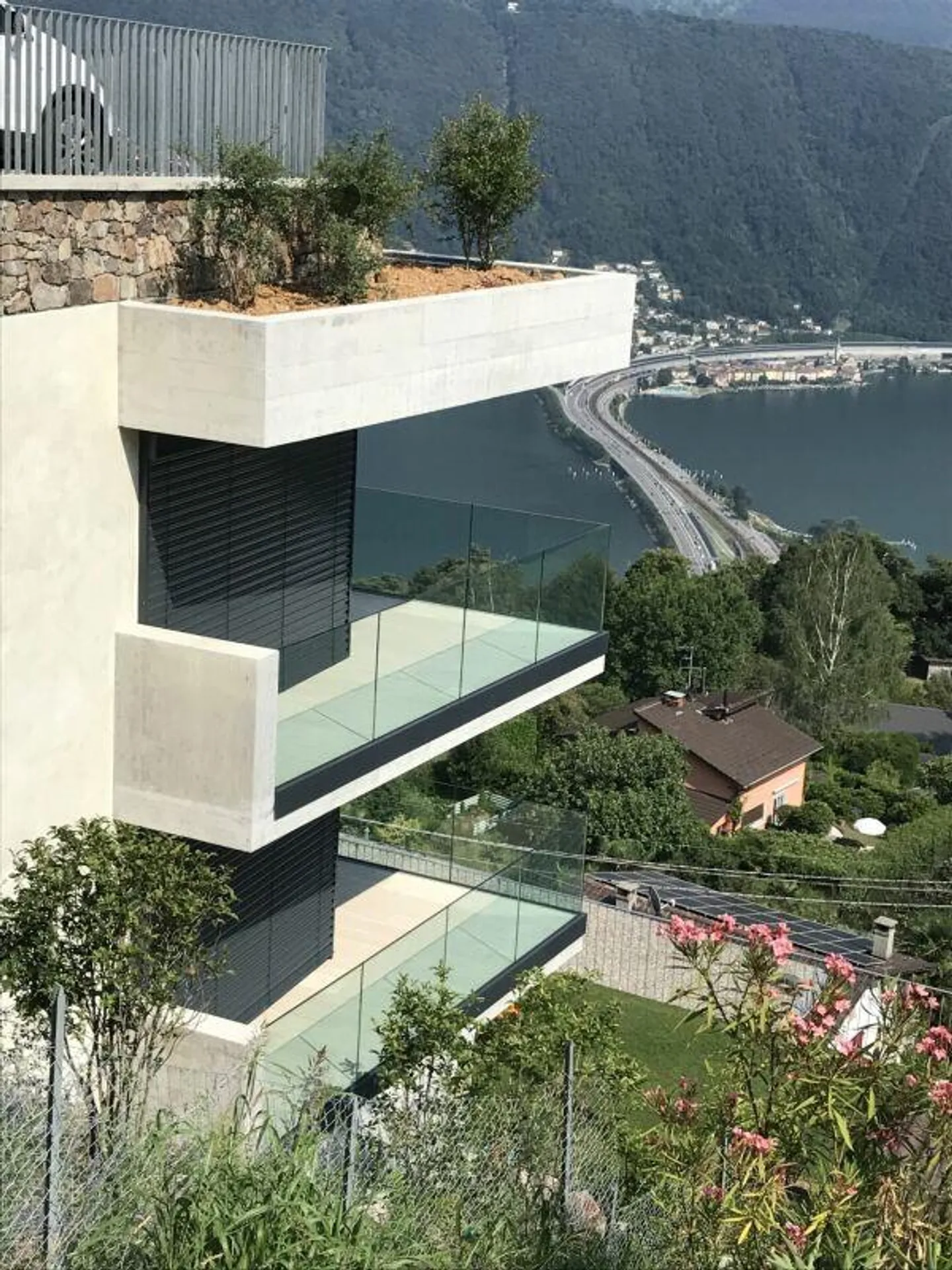 3.5-ROOM APARTMENT WITH UNMATCHED LAKE VIEW also SECONDARY RESIDENCE - Photo 2 of 30