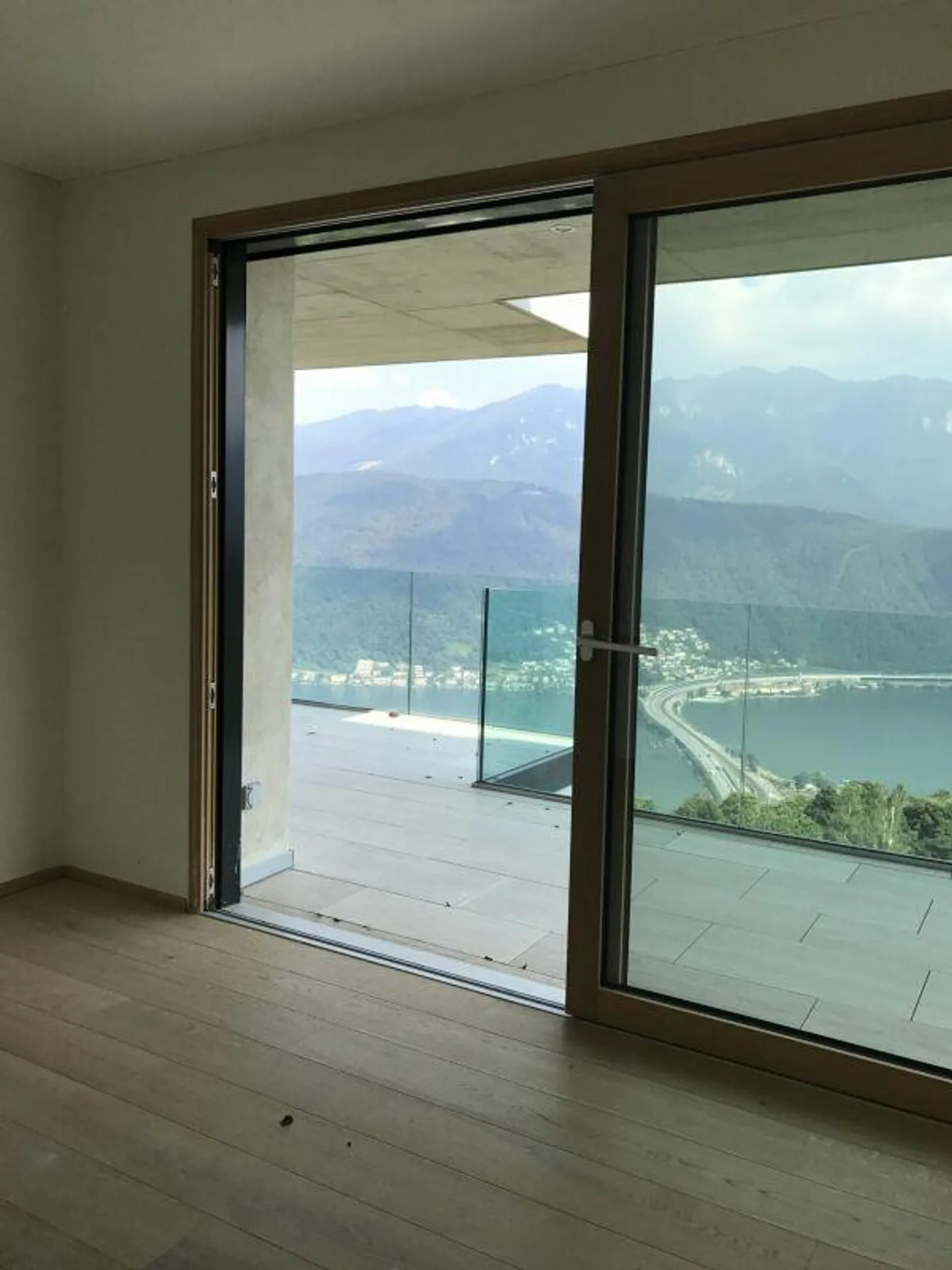 3.5-ROOM APARTMENT WITH UNMATCHED LAKE VIEW also SECONDARY RESIDENCE - Photo 12 of 30