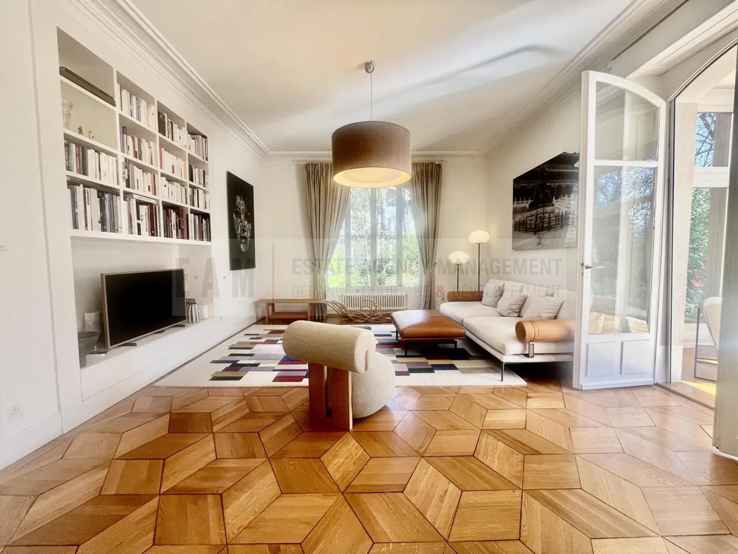 Villa with 12 rooms - Photo 2 of 8