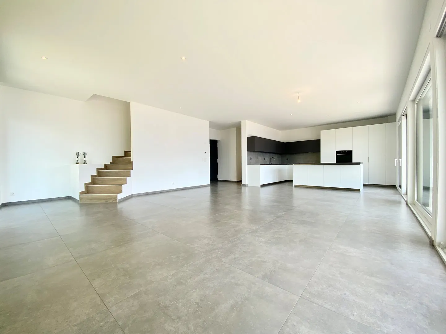 Contemporary Villa - Photo 2 of 25