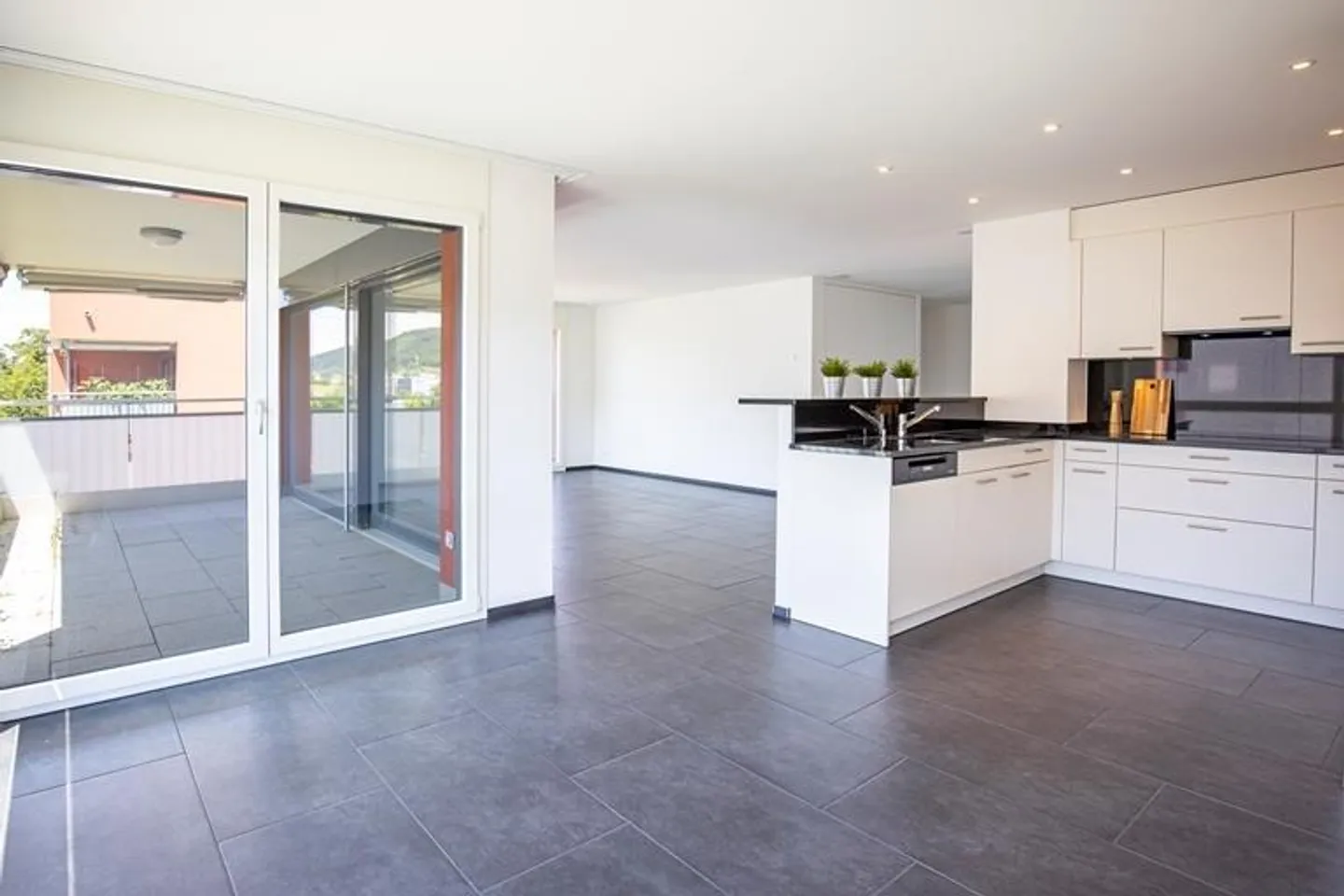 Appartement moderne de 4,5 pièces avec buanderie privée - Photo 5 sur 7