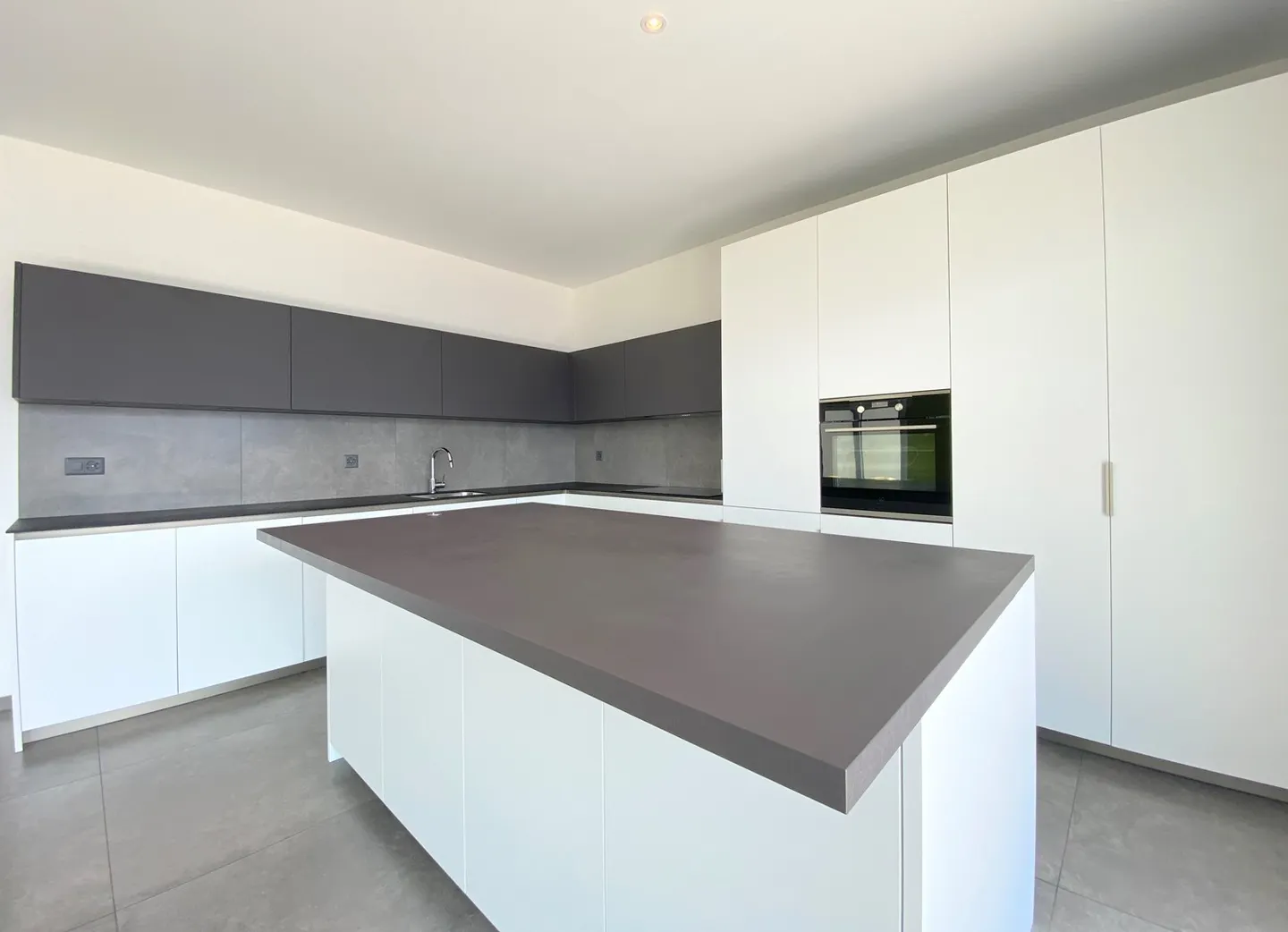 Contemporary Villa - Photo 5 of 25