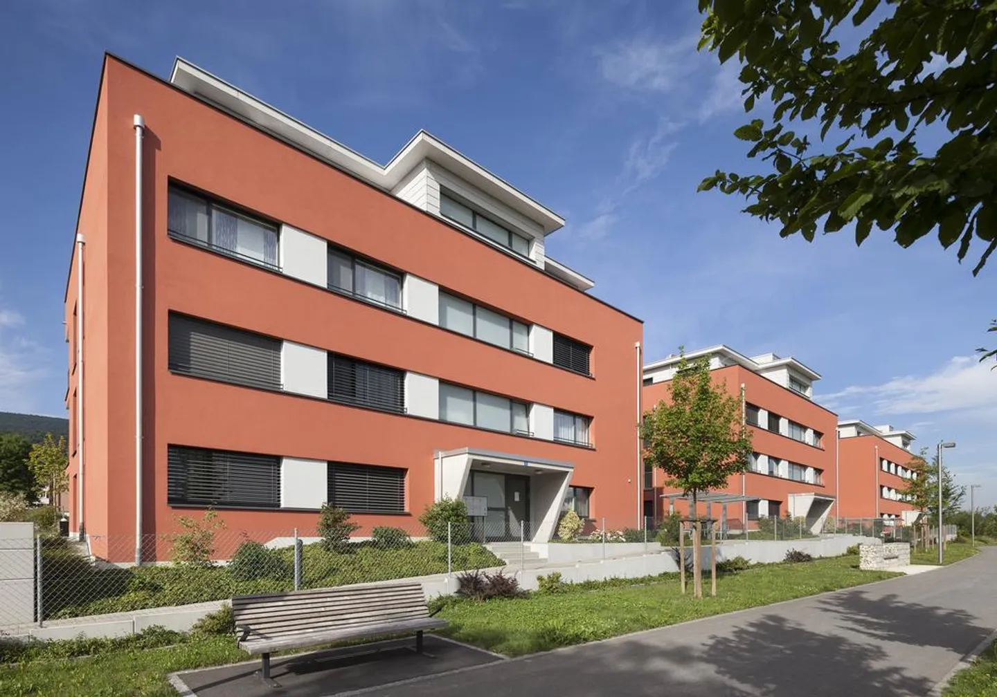 Appartement moderne de 4,5 pièces avec buanderie privée - Photo 2 sur 7