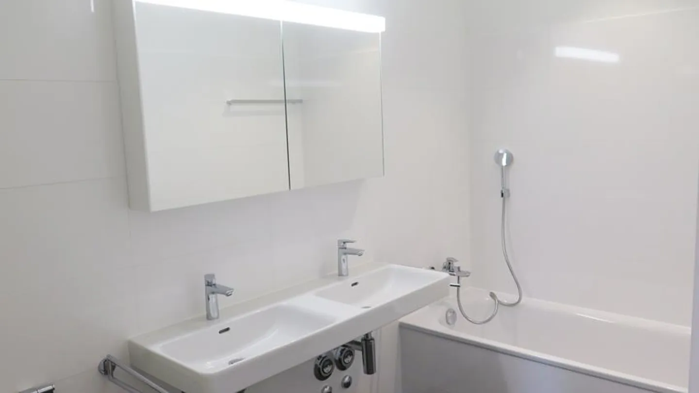 Moderne 2.5-Zimmerwohnung mit Balkon - Foto 8 von 9