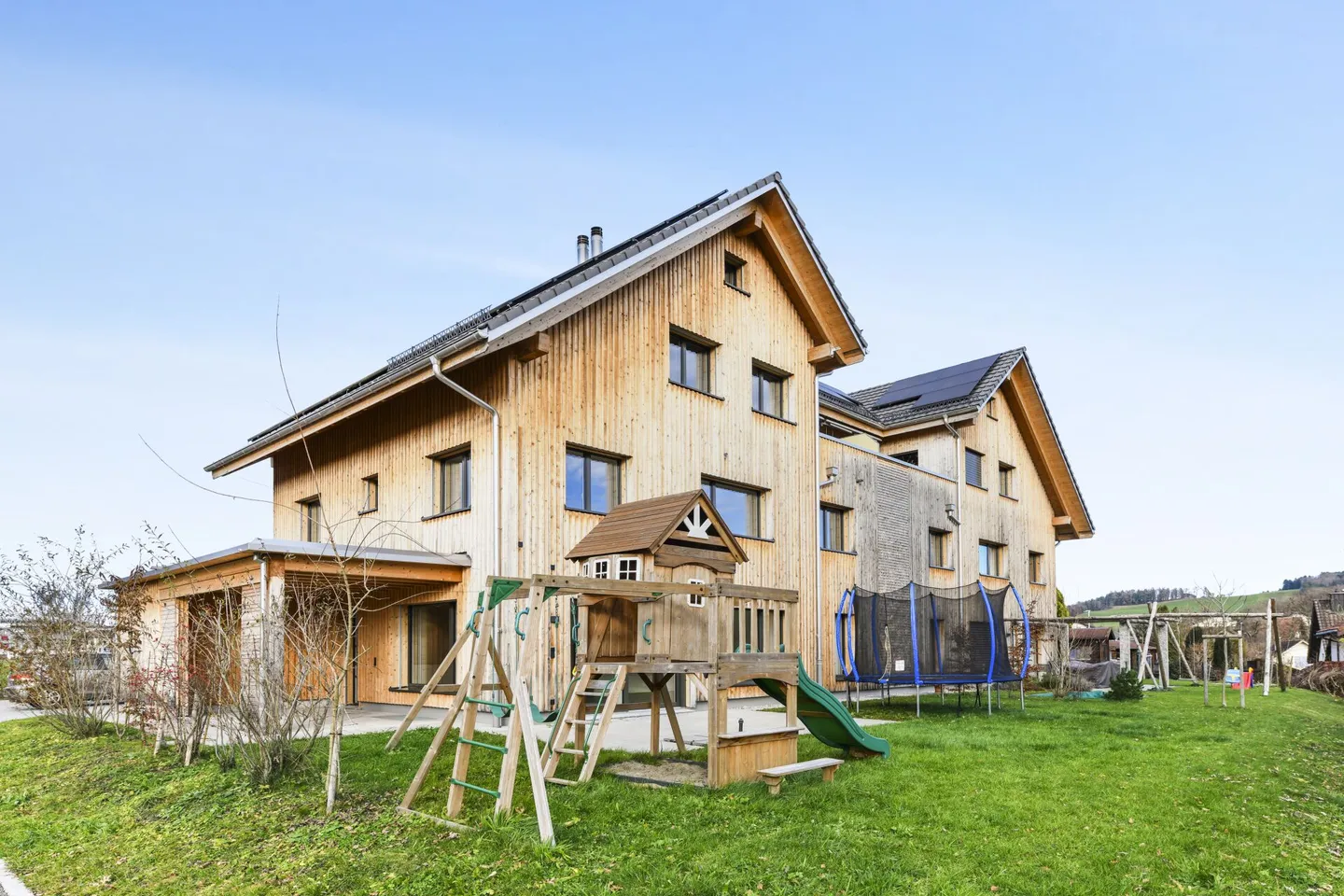 Modernes 6.5-Zimmer-Doppeleinfamilienhaus mit Gartenidylle und hochwertiger Ausstattung - Foto 1 von 33