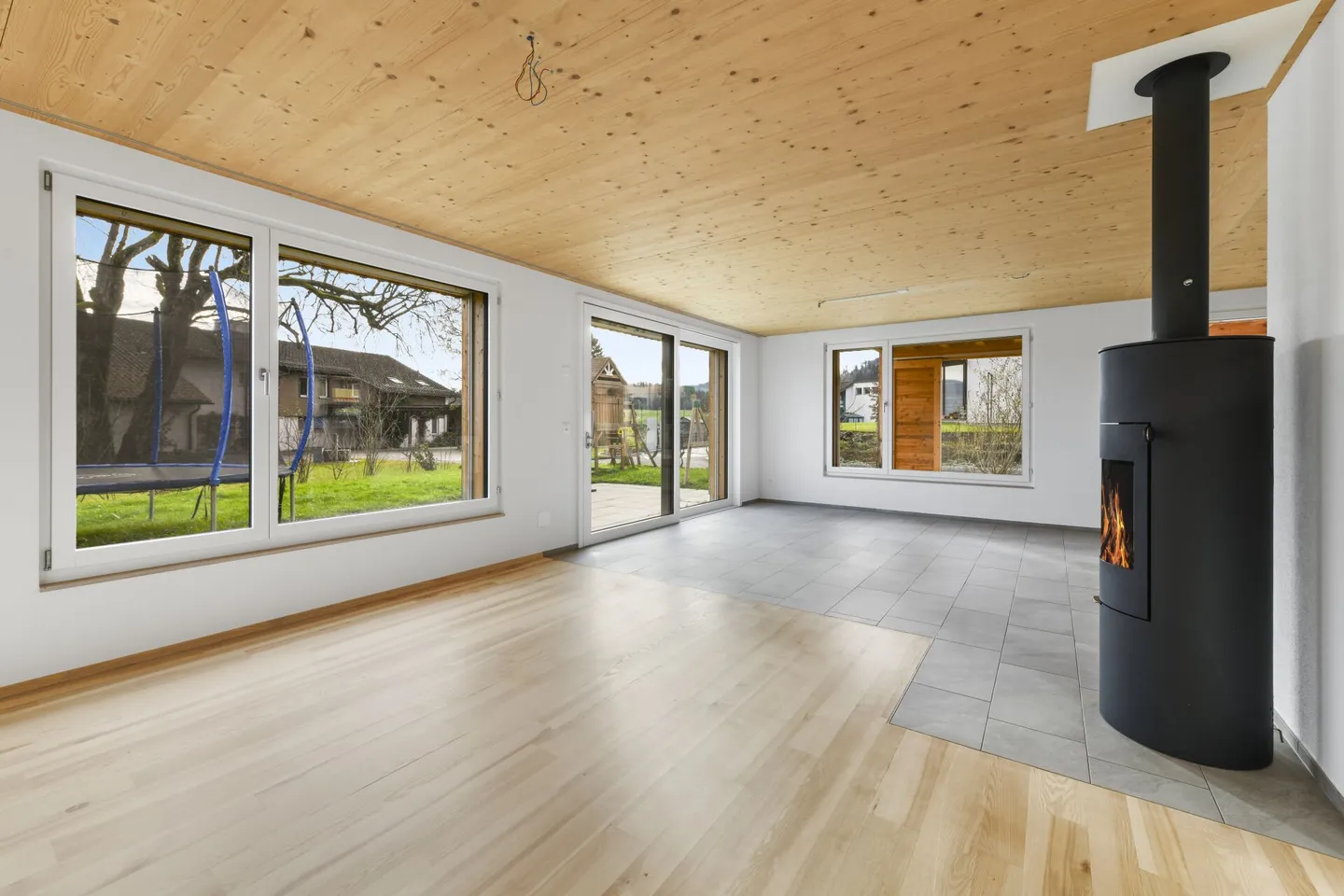 Modernes 6.5-Zimmer-Doppeleinfamilienhaus mit Gartenidylle und hochwertiger Ausstattung - Foto 2 von 33