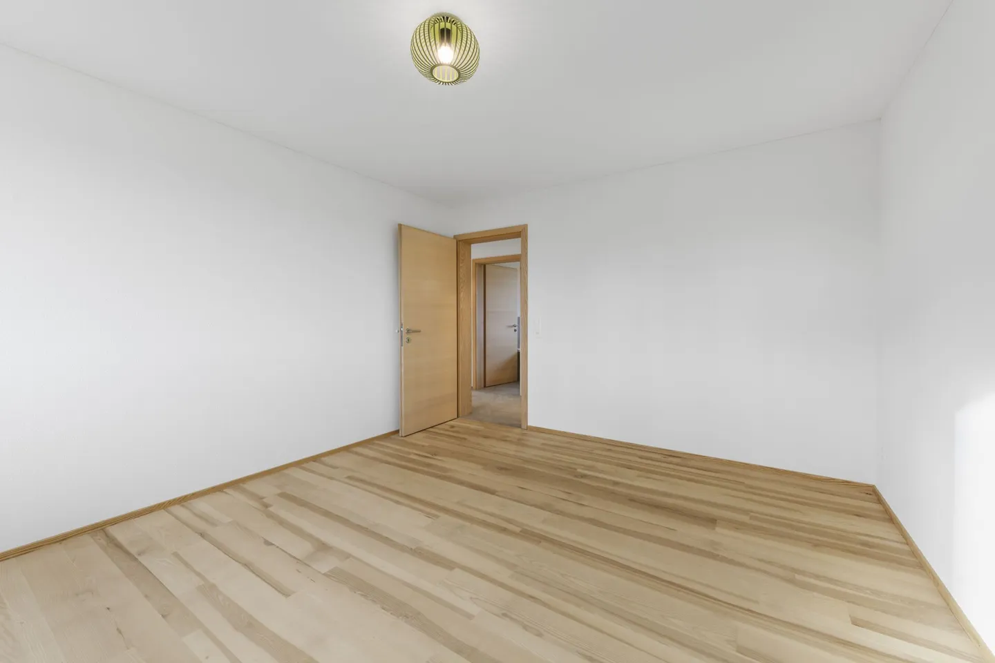 Modernes 6.5-Zimmer-Doppeleinfamilienhaus mit Gartenidylle und hochwertiger Ausstattung - Foto 7 von 33