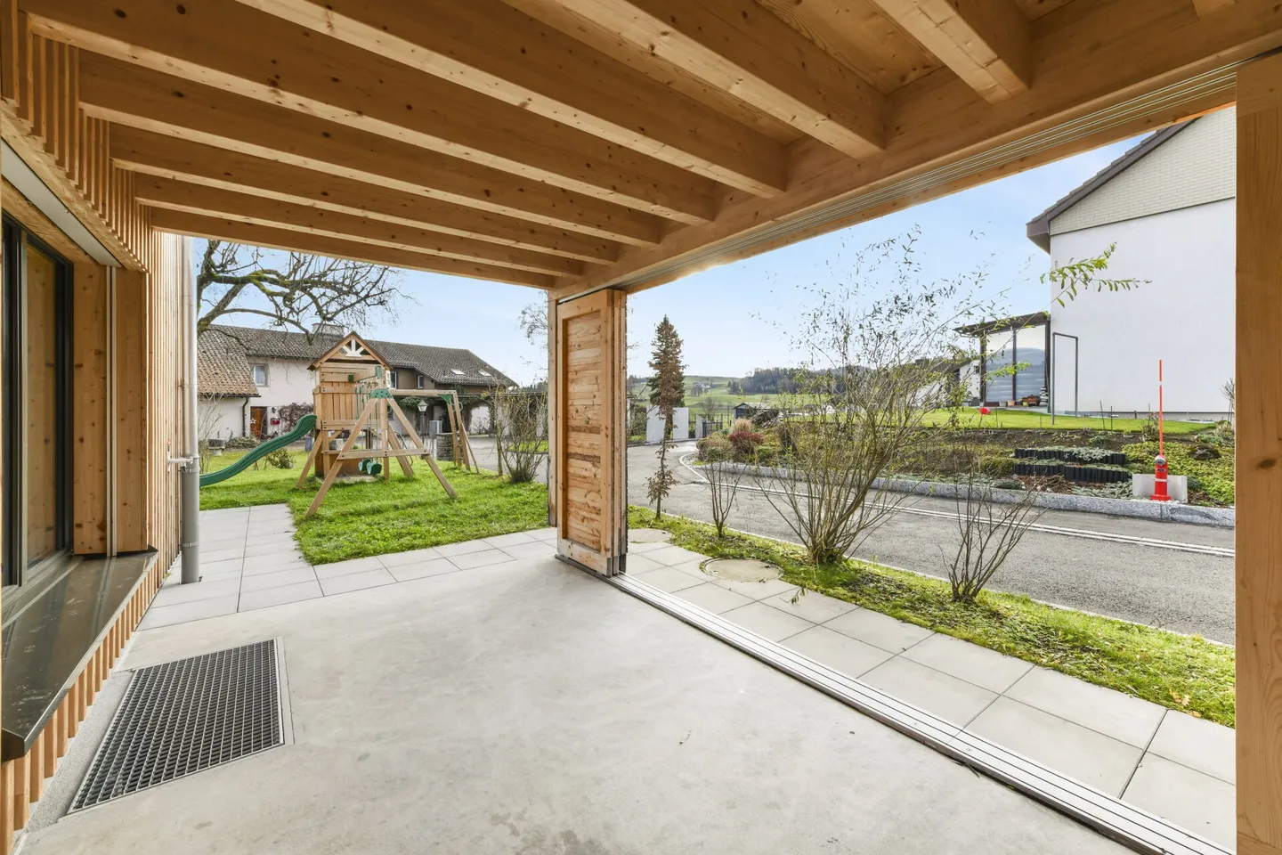 Modernes 6.5-Zimmer-Doppeleinfamilienhaus mit Gartenidylle und hochwertiger Ausstattung - Foto 4 von 33