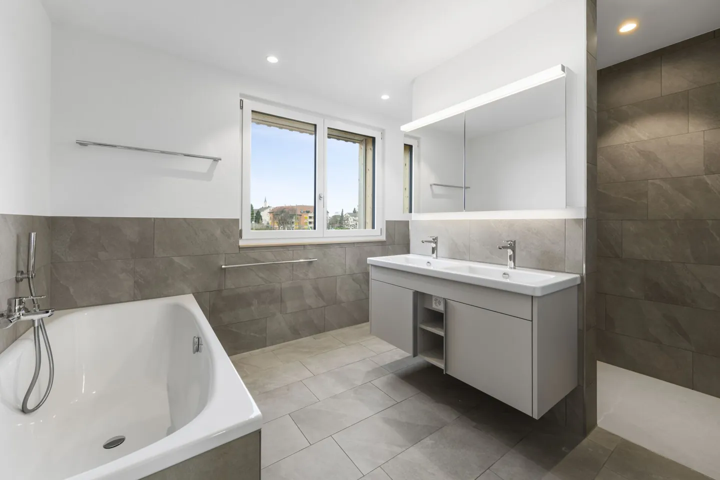 Modernes 6.5-Zimmer-Doppeleinfamilienhaus mit Gartenidylle und hochwertiger Ausstattung - Foto 5 von 33