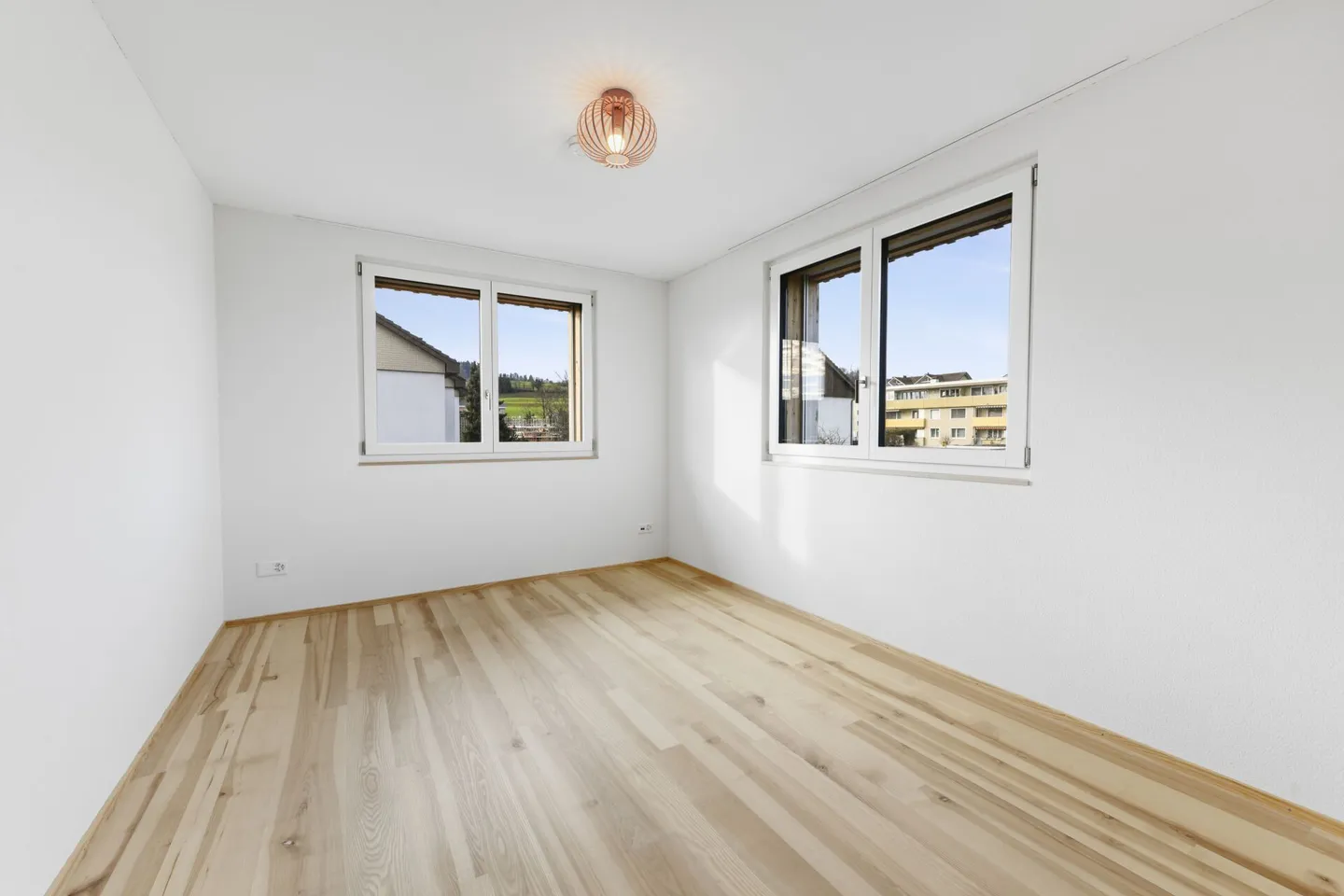 Modernes 6.5-Zimmer-Doppeleinfamilienhaus mit Gartenidylle und hochwertiger Ausstattung - Foto 8 von 33