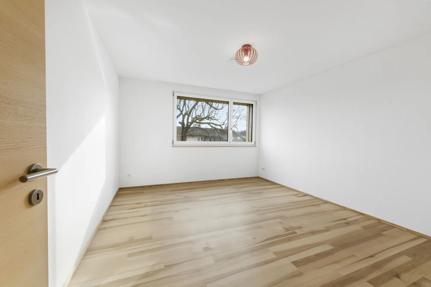 Modernes 6.5-Zimmer-Doppeleinfamilienhaus mit Gartenidylle und hochwertiger Ausstattung - Foto 9 von 33