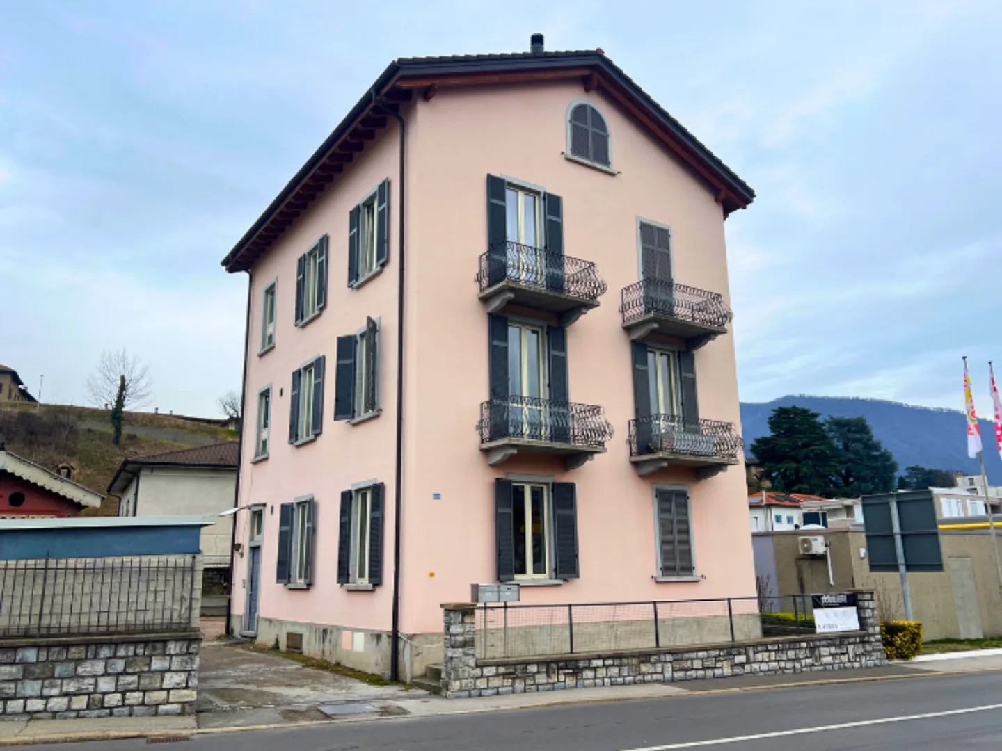 Geräumiges Mehrfamilienhaus in Balerna - Foto 1 von 13