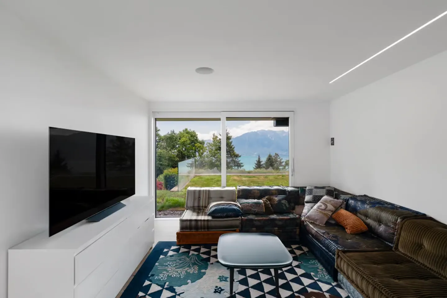 Contemporary Villa with Lake Views - Photo 9 of 13