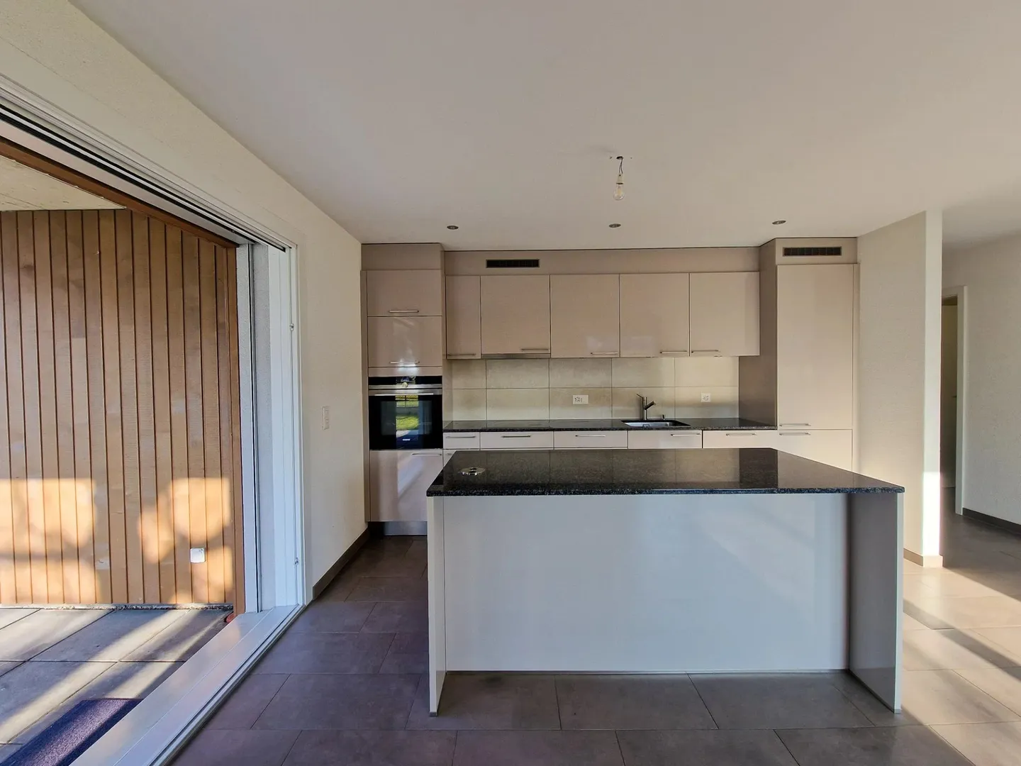 Bel appartement de 2018 avec jardin de 70 m2 et terrasse couverte de 15 m2 - Photo 5 sur 14