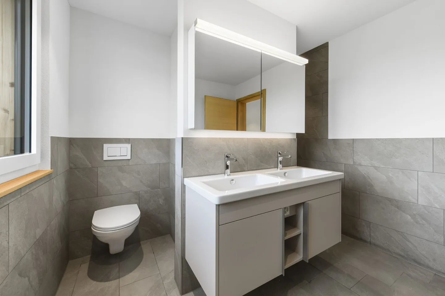 Modernes 6.5-Zimmer-Doppeleinfamilienhaus mit Gartenidylle und hochwertiger Ausstattung - Foto 11 von 33