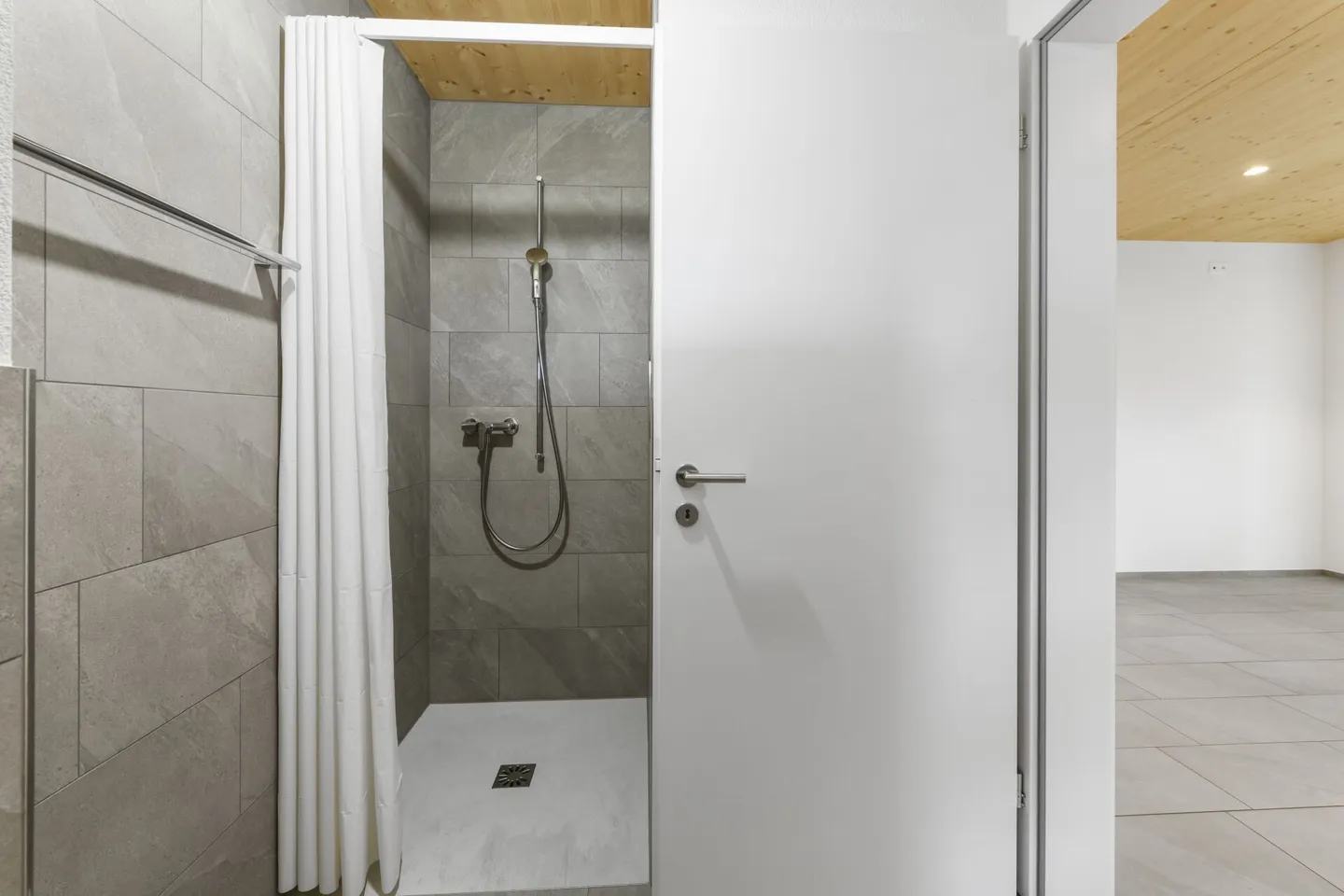 Modernes 6.5-Zimmer-Doppeleinfamilienhaus mit Gartenidylle und hochwertiger Ausstattung - Foto 15 von 33