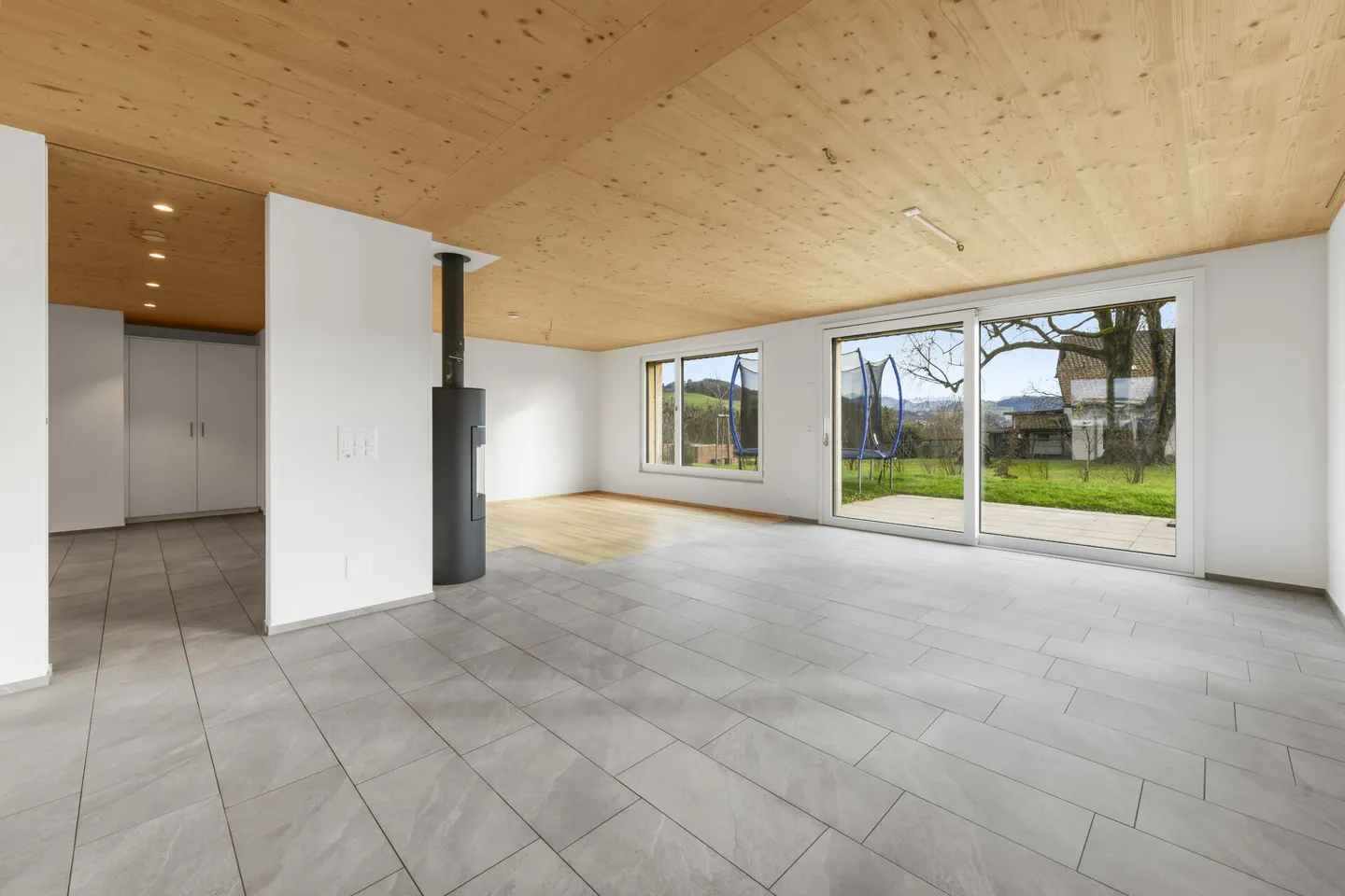 Modernes 6.5-Zimmer-Doppeleinfamilienhaus mit Gartenidylle und hochwertiger Ausstattung - Foto 19 von 33