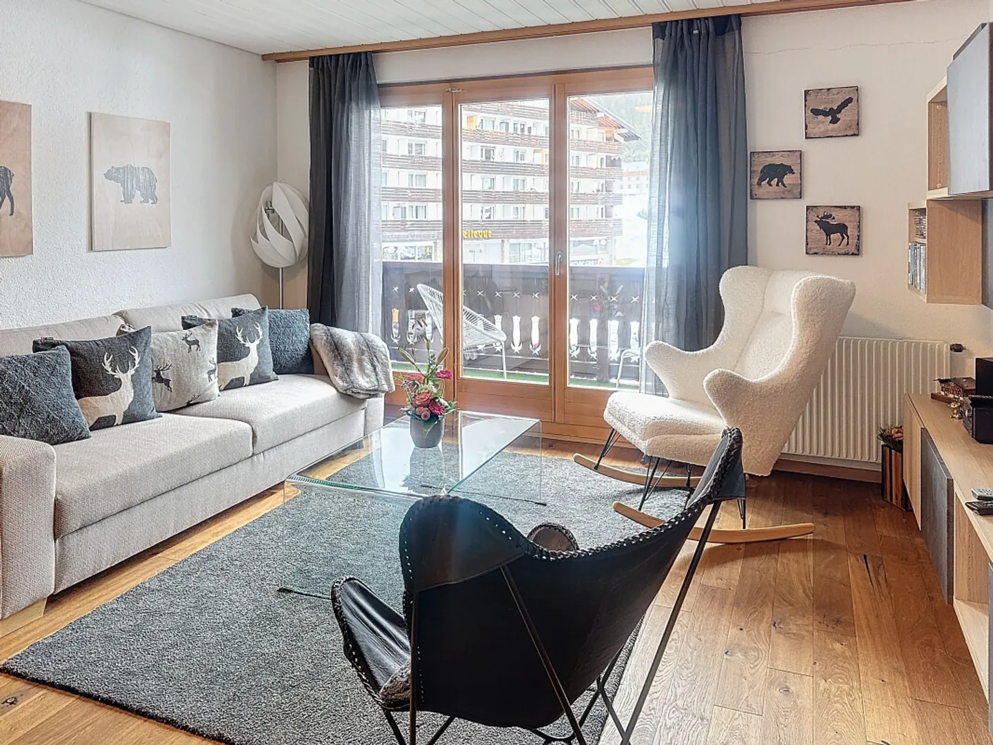 EXCLUSIVITY Magnificent 3.5 P renovated, village center, Ski-in Ski-out - Photo 1 of 8