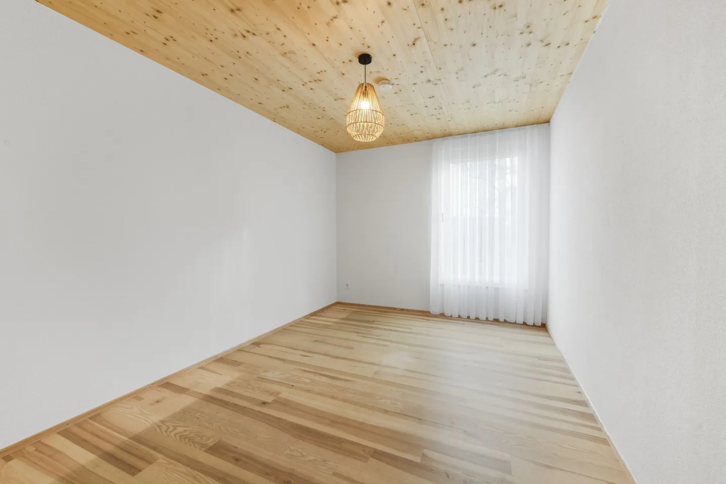 Modernes 6.5-Zimmer-Doppeleinfamilienhaus mit Gartenidylle und hochwertiger Ausstattung - Foto 22 von 33