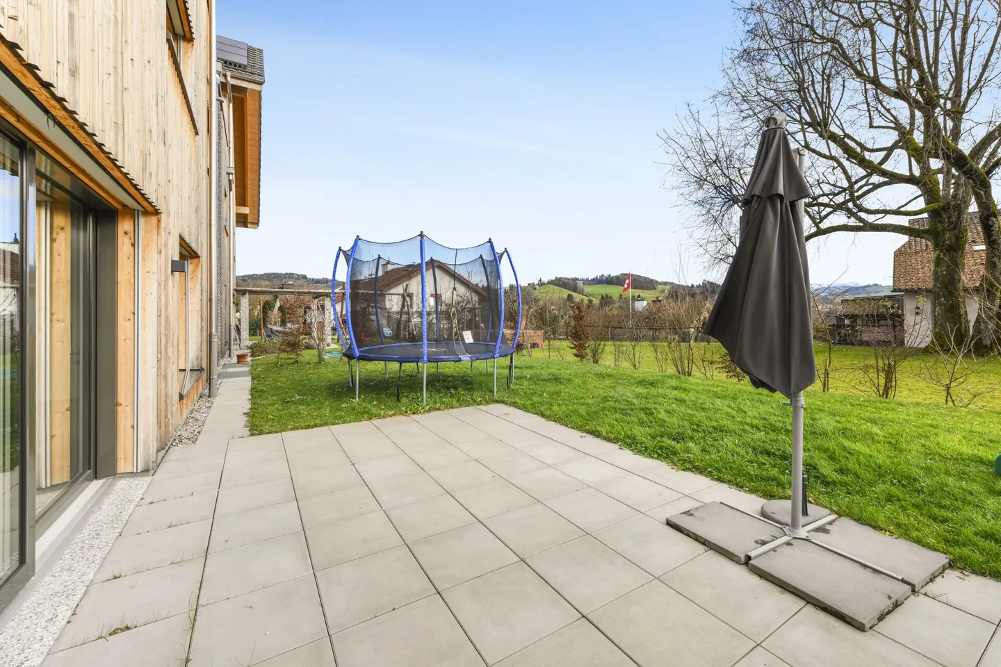 Modernes 6.5-Zimmer-Doppeleinfamilienhaus mit Gartenidylle und hochwertiger Ausstattung - Foto 27 von 33