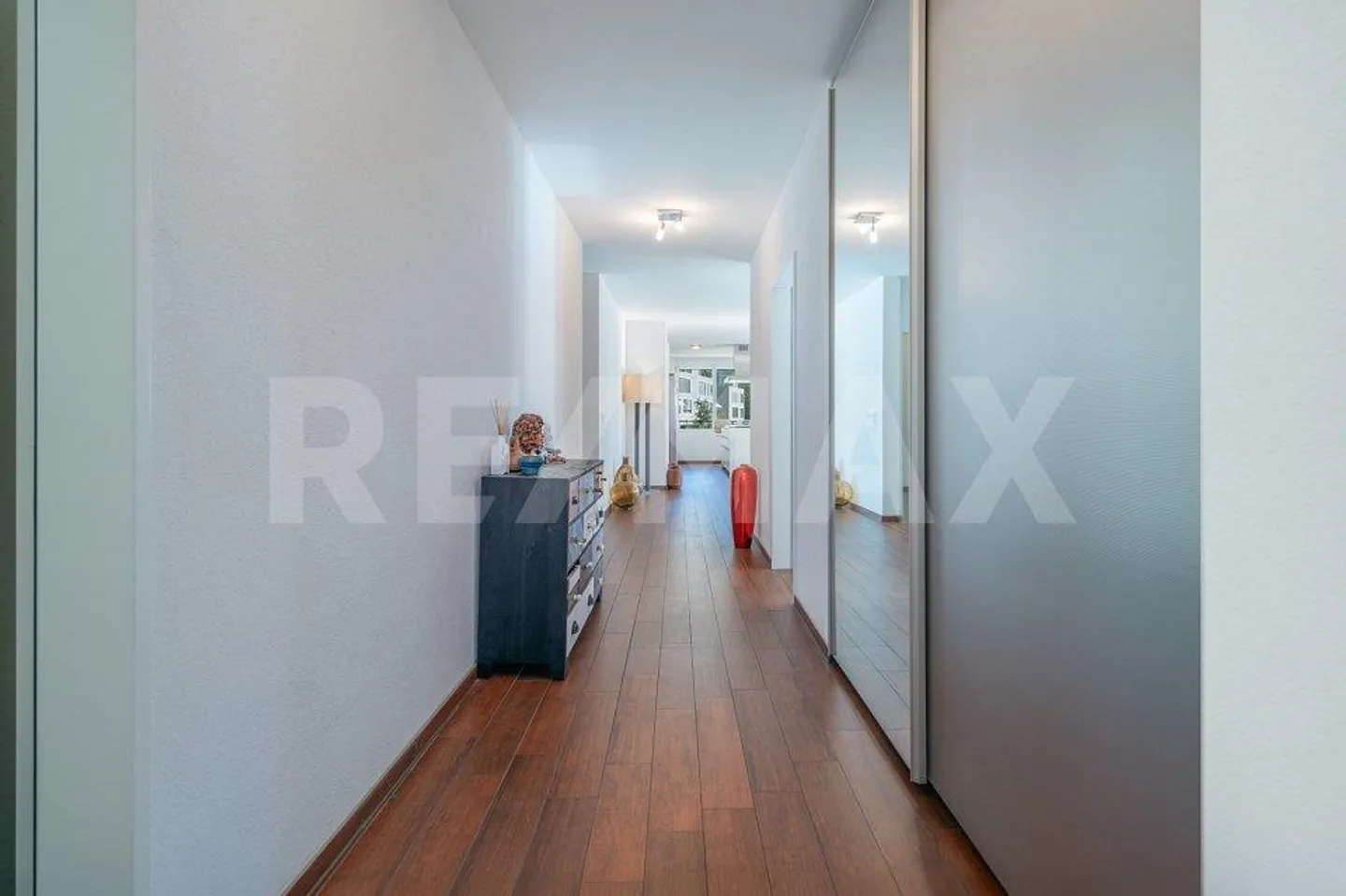 Beaucoup d'espace pour un logement spacieux : appartement de 6½ pièces sur le versant ensoleillé - Photo 9 sur 13