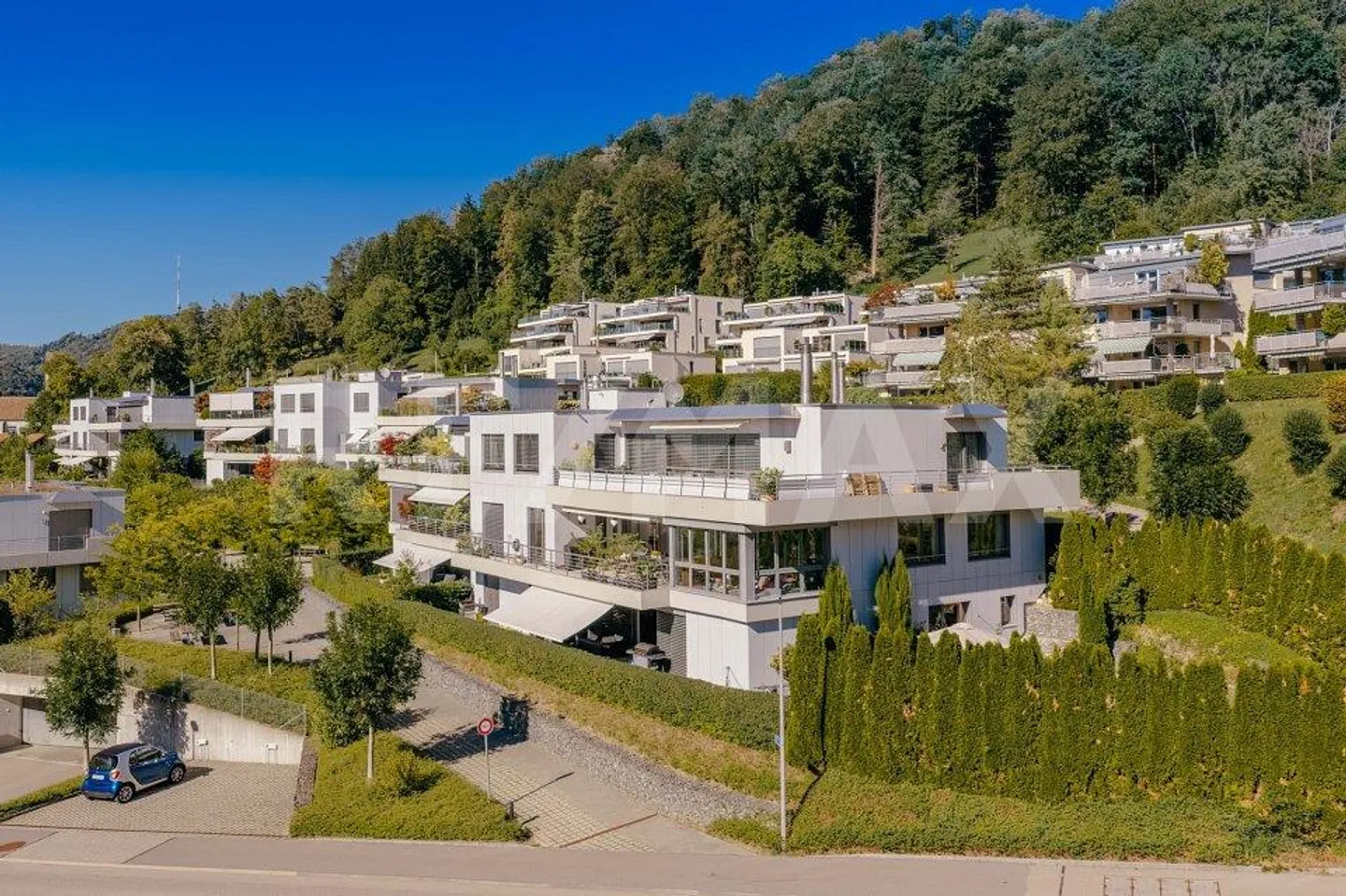 Beaucoup d'espace pour un logement spacieux : appartement de 6½ pièces sur le versant ensoleillé - Photo 2 sur 13