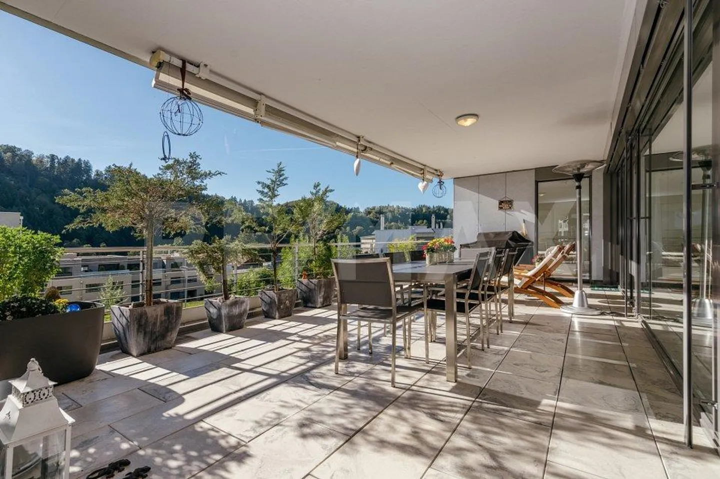 Beaucoup d'espace pour un logement spacieux : appartement de 6½ pièces sur le versant ensoleillé - Photo 4 sur 13